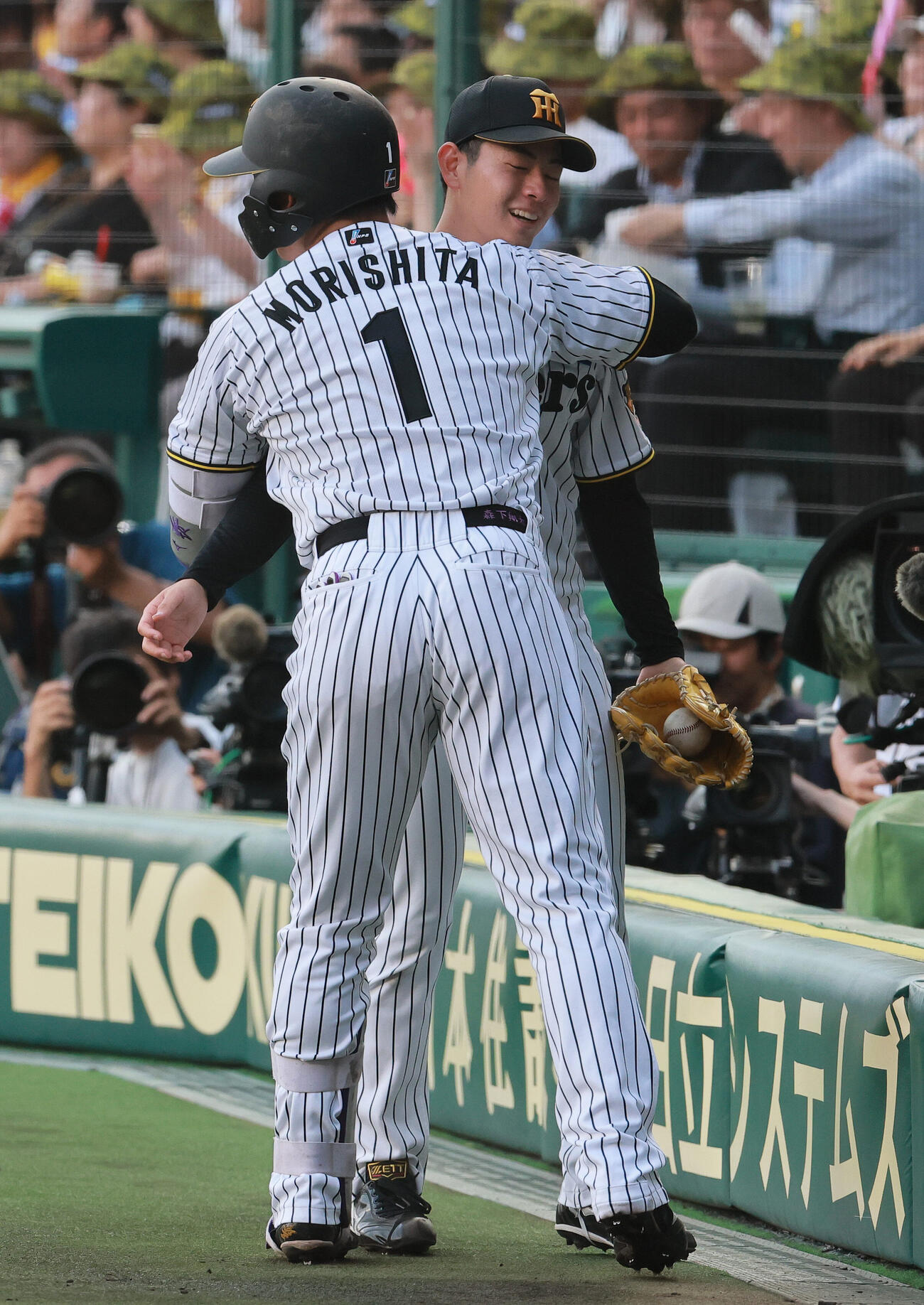 阪神対中日　1回裏阪神2死、先制本塁打を放った森下翔太（手前）を出迎える下村海翔（撮影・上山淳一）
