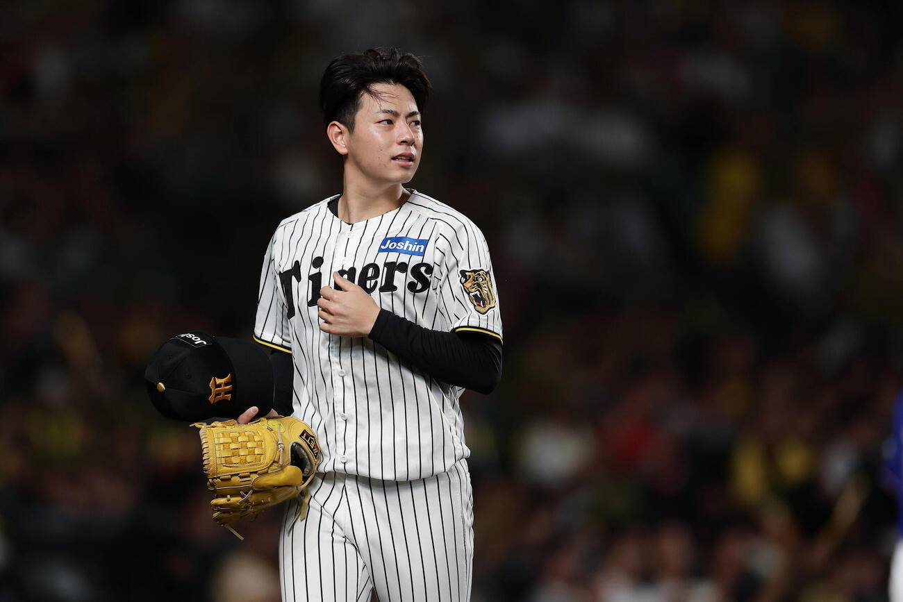 阪神対中日　5回表を投げ終え、同点を許した阪神下村海翔は悔しそうにベンチへ戻る（撮影・前田充）