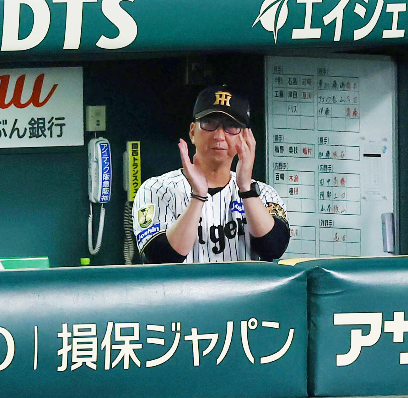 阪神対中日　6回裏、ベンチで拍手する阪神藤川球児監督（撮影・加藤哉）