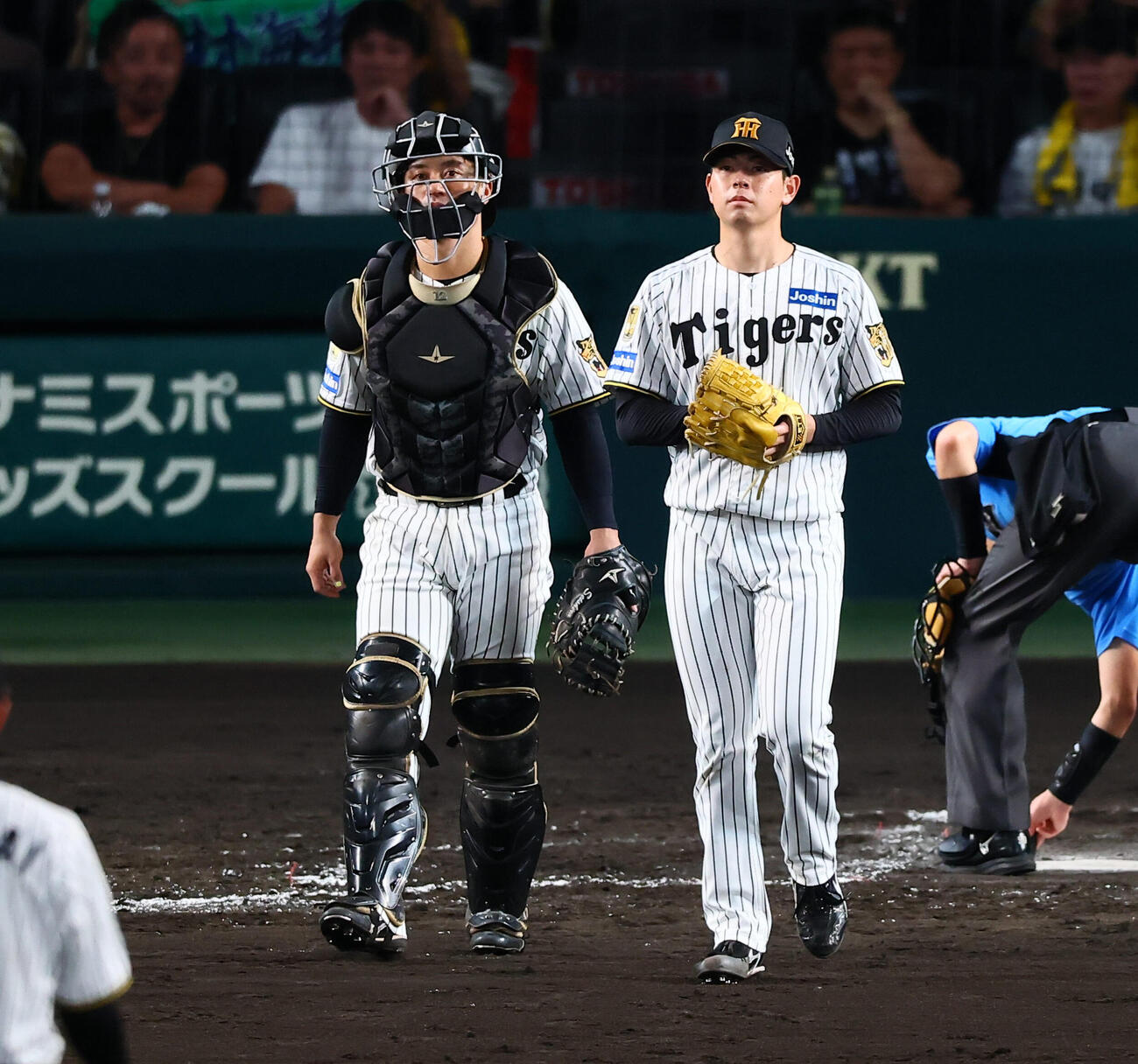 阪神対中日　5回表中日1死一、二塁、下村海翔は岡林勇希に右線適時二塁打を打たれて同点とされ坂本誠志郎（左）とマウンドへ向かう（撮影・加藤哉）