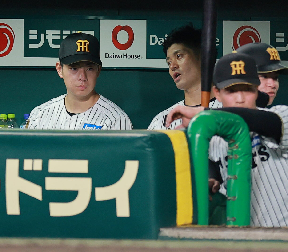 阪神対中日　5回を投げ終えた阪神下村海翔（左）に話す坂本誠志郎（撮影・上山淳一）