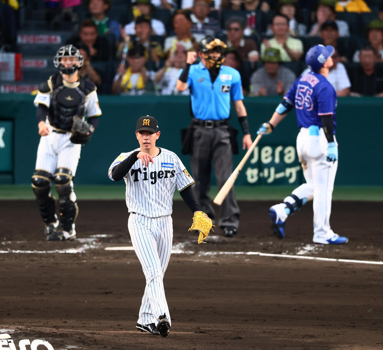 阪神対中日　4回表中日1死、下村海翔は細川成也を三振に仕留める（撮影・加藤哉）