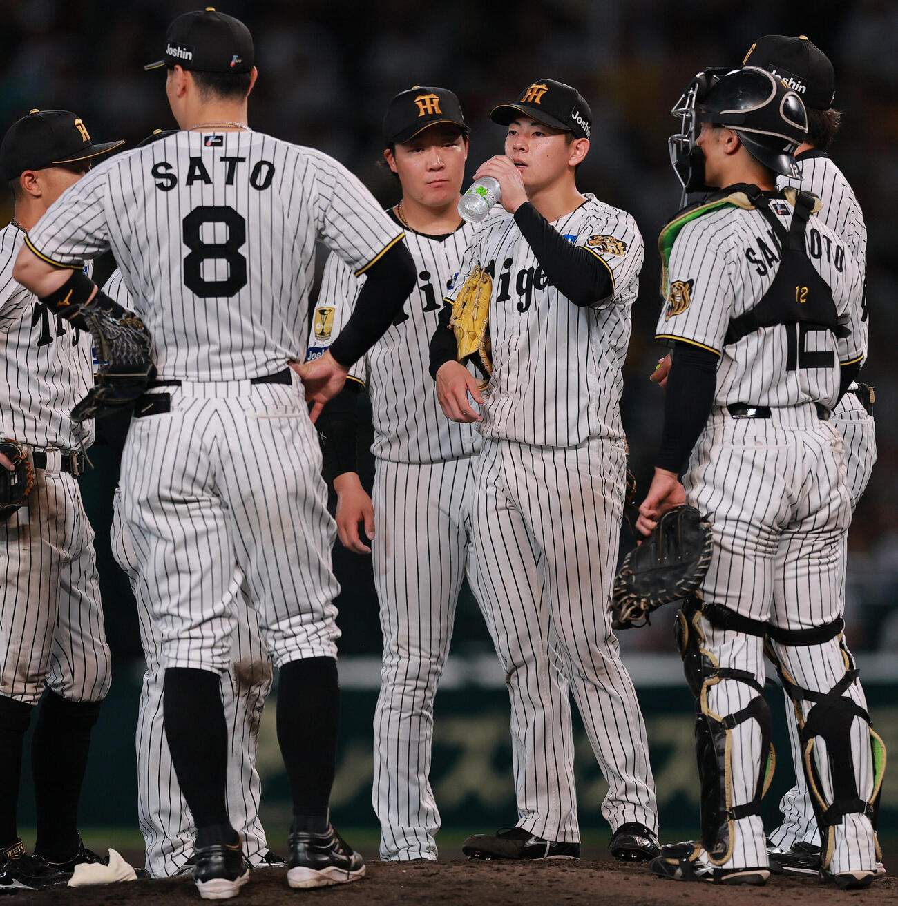 阪神対中日　5回表中日1死一、二塁、下村海翔（右から3人目）は岡林勇希に適時二塁打を浴びマウンドで水分捕球する（撮影・上山淳一）