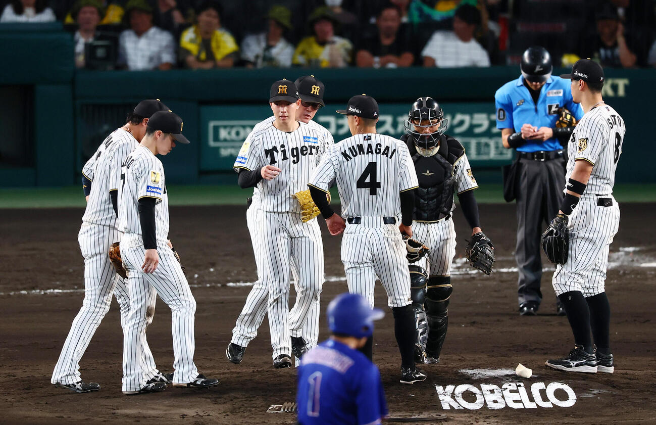 阪神対中日　5回表中日1死一、二塁、下村海翔は岡林勇希に右線適時二塁打を打たれて同点とされマウンドに安藤優也コーチ(中央右）とナインが集まった（撮影・加藤哉）