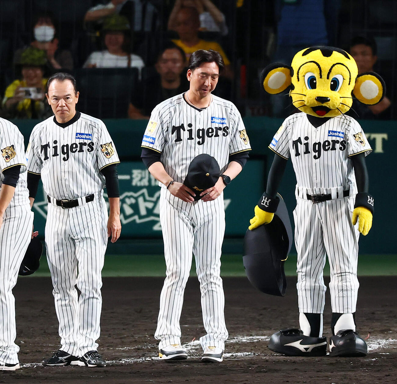 阪神対中日　中日に敗れグラウンドであいさつする阪神藤川球児監督（撮影・加藤哉）