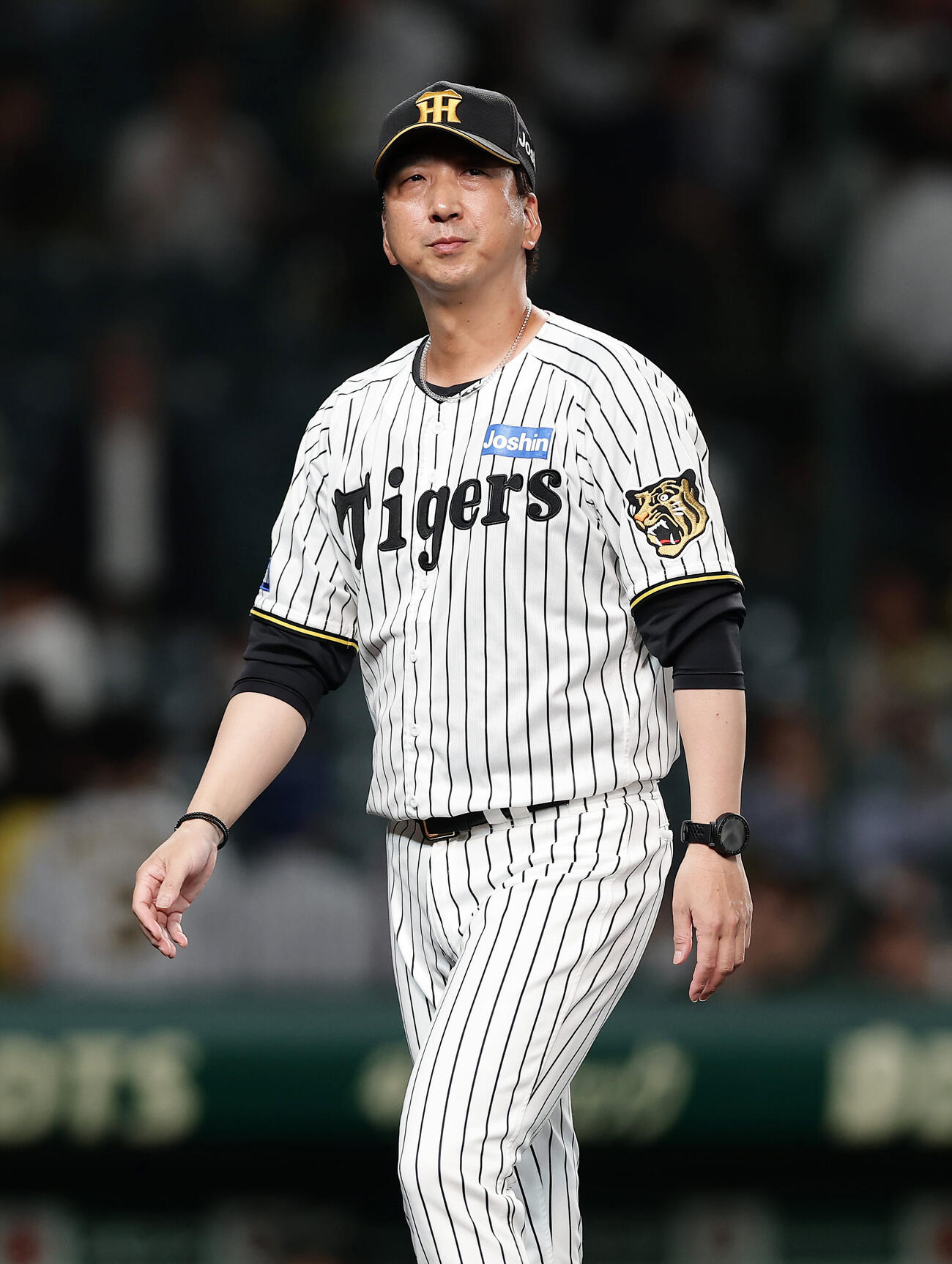 阪神対中日　中日に敗れ、厳しい表情を見せながら引き揚げる阪神藤川球児監督（撮影・前田充）