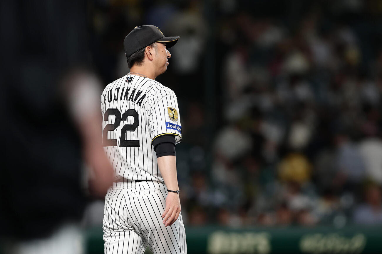 阪神対中日　中日に敗れ、スタンドのファンへのあいさつに向かう阪神藤川球児監督（撮影・前田充）