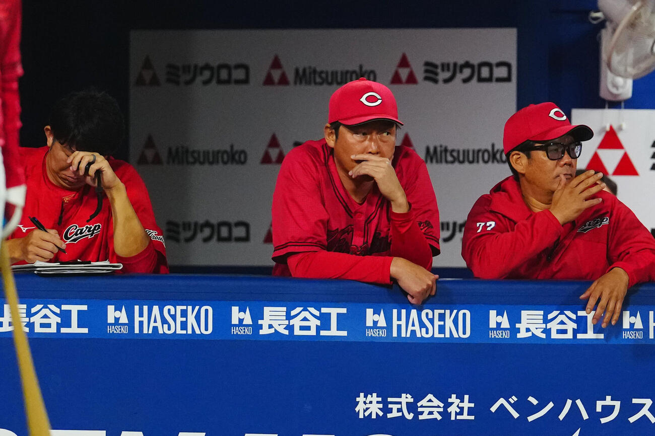 DeNA対広島　戦況を見つめる広島新井貴浩監督（中央）（撮影・垰建太）