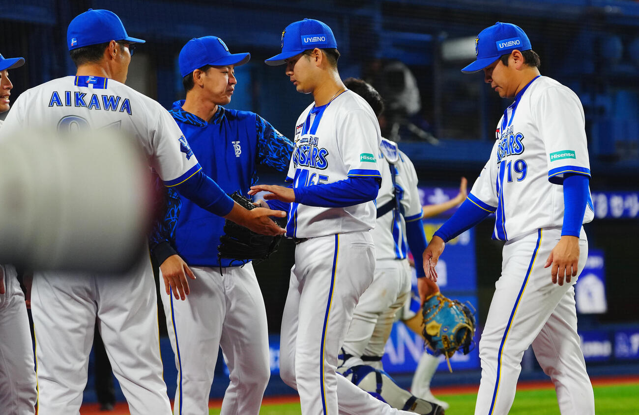 DeNA対広島　9回表の登板を終えたDeNA宮城滝太（右から2人目）を出迎える、右から山崎康晃、1人おいて、平良拳太郎、相川亮二監督（撮影・垰建太）