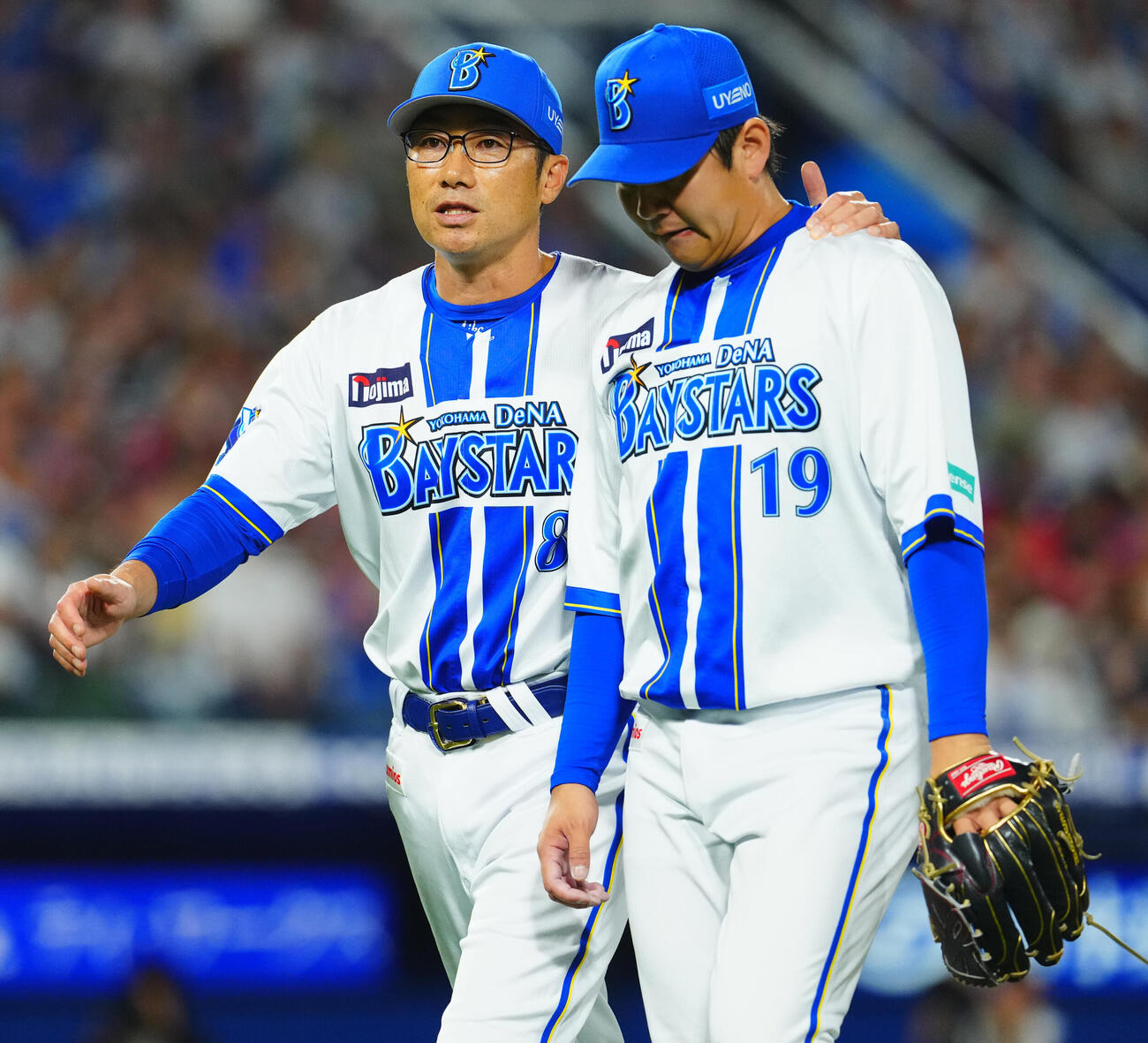 DeNA対広島　9回表広島無死一、二塁、降板しうつむく山崎康晃（右）の肩に手をかけベンチに戻る相川亮二監督（撮影・垰建太）