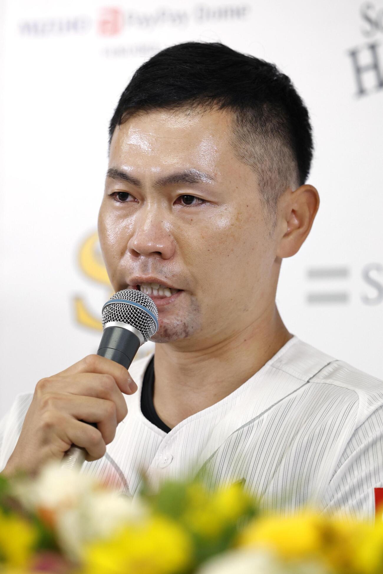 今季限りでの引退を表明し、記者会見するソフトバンク中村晃（共同）