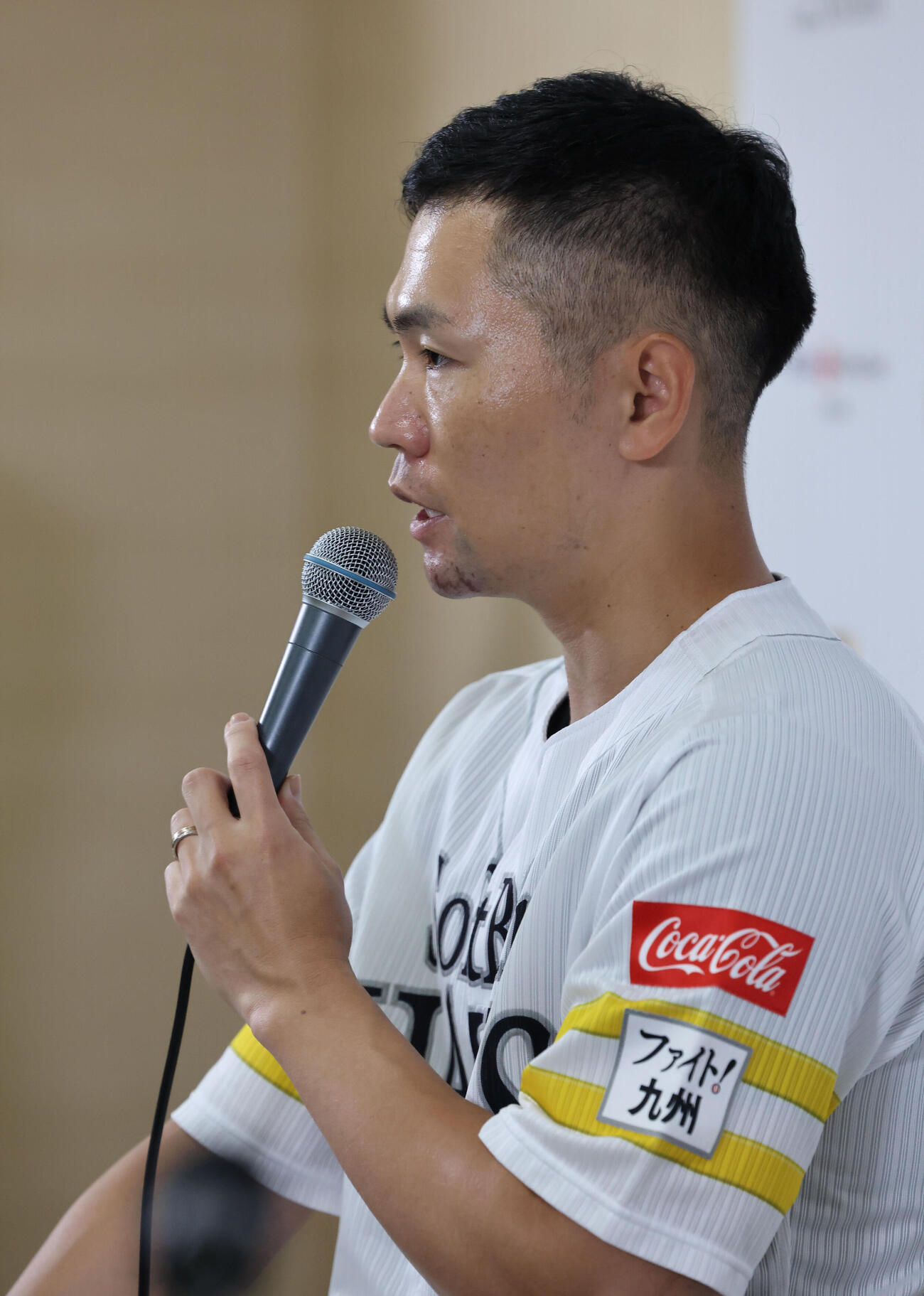 引退会見で話をするソフトバンク中村晃（撮影・梅根麻紀）