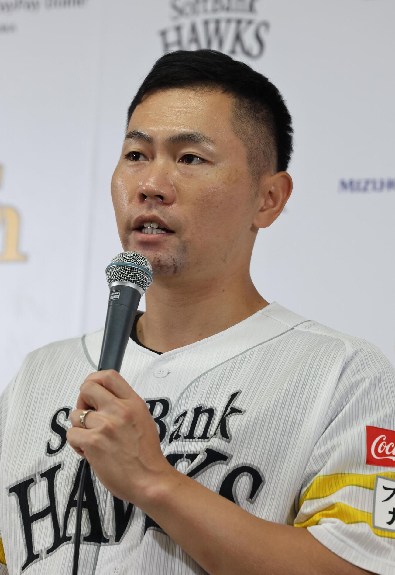 引退会見で話をするソフトバンク中村晃（撮影・梅根麻紀）