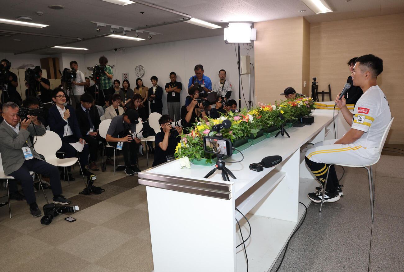 引退会見で話をするソフトバンク中村晃（撮影・梅根麻紀）