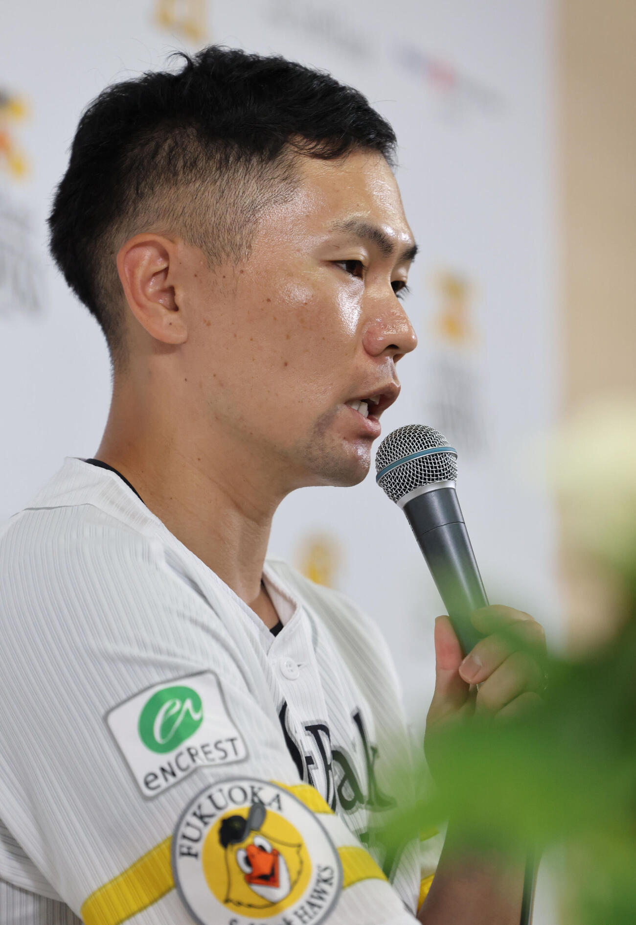 引退会見で話をするソフトバンク中村晃（撮影・梅根麻紀）