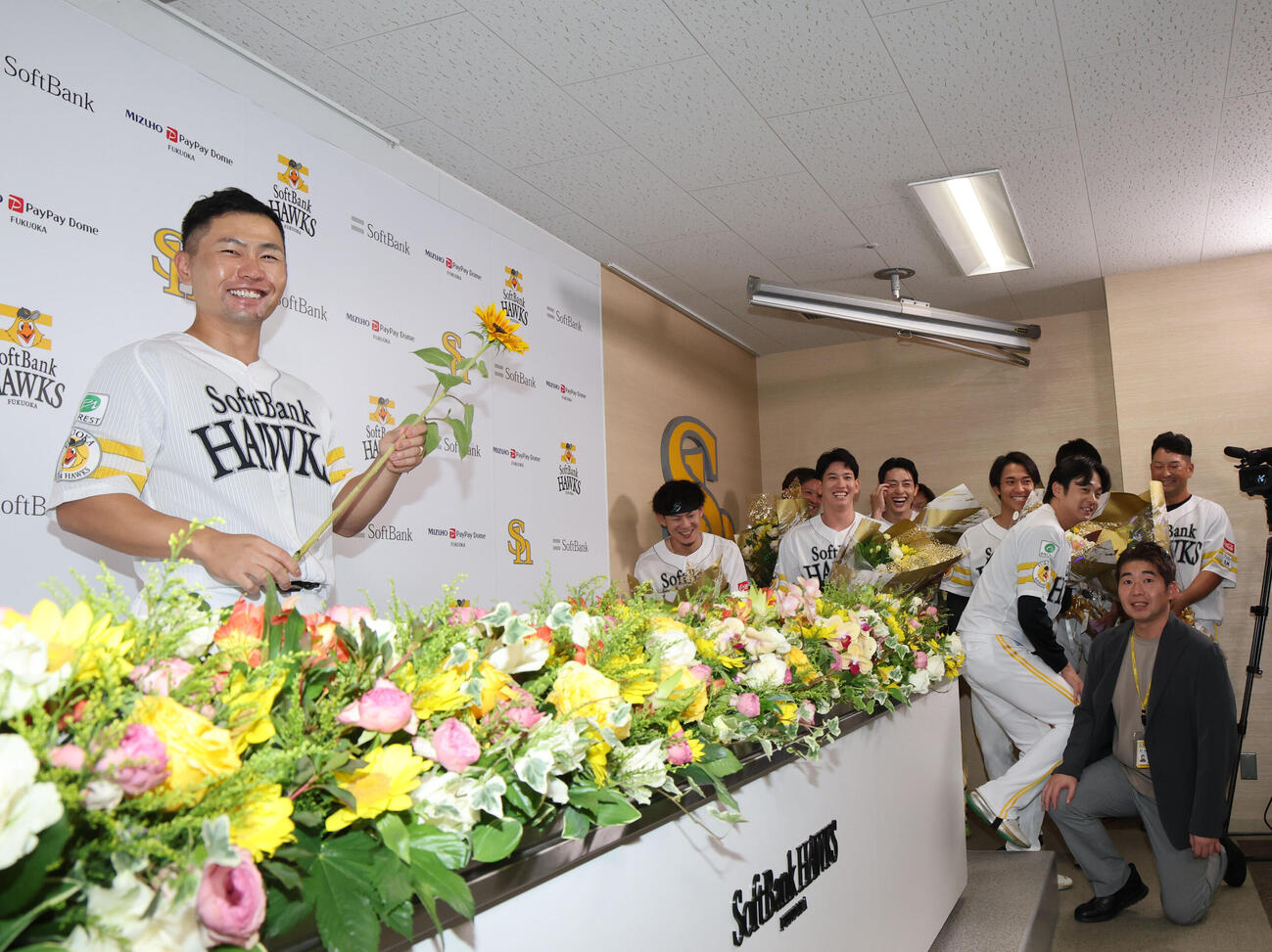 ナインに花束を贈られたソフトバンク中村晃、右は待機するナイン（撮影・梅根麻紀）