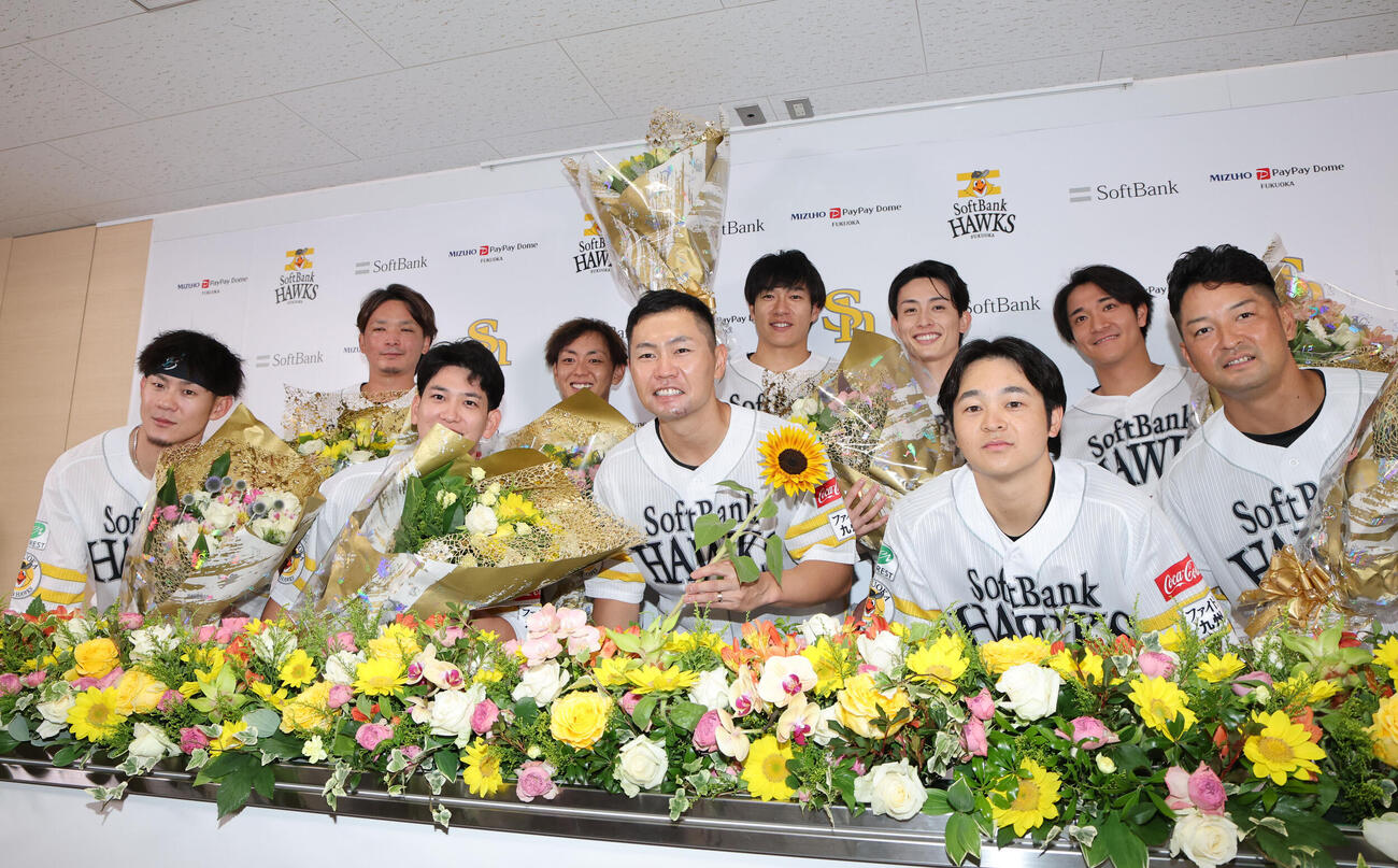 引退会見を終えフォトセッションを行うソフトバンクナイン、後列左から東浜巨、今宮健太、柳田悠岐、周東佑京、柳町達、嶺井博希、前列左から牧原大成、栗原陵矢、中村晃、川瀬晃（撮影・梅根麻紀）