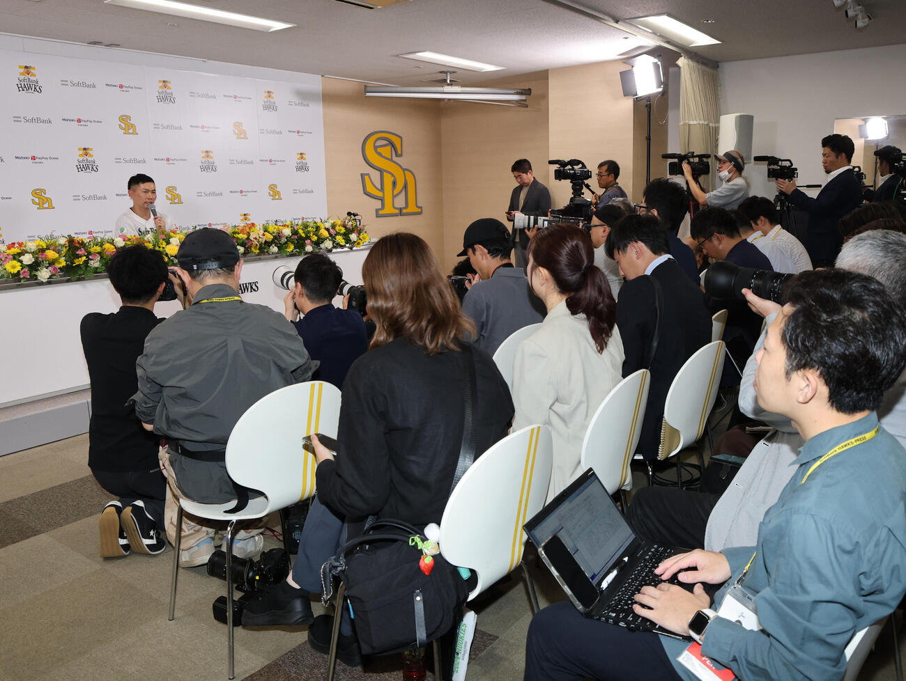 引退会見で話をするソフトバンク中村晃（撮影・梅根麻紀）