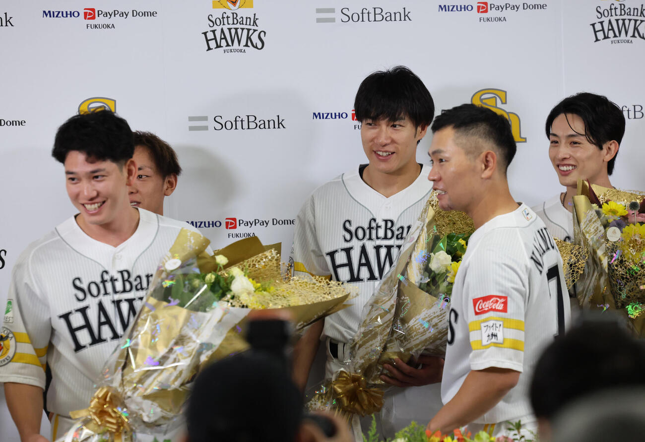 フォトセッションで壇上のソフトバンク中村晃のまわりに集まるナイン（撮影・梅根麻紀）