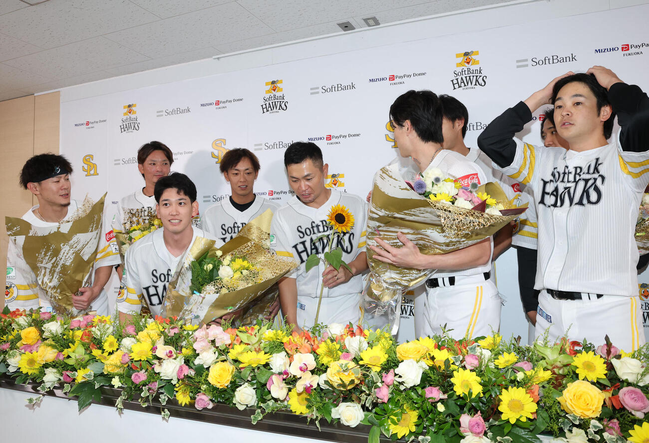 フォトセッションで壇上のソフトバンク中村晃のまわりに集まるナイン（撮影・梅根麻紀）