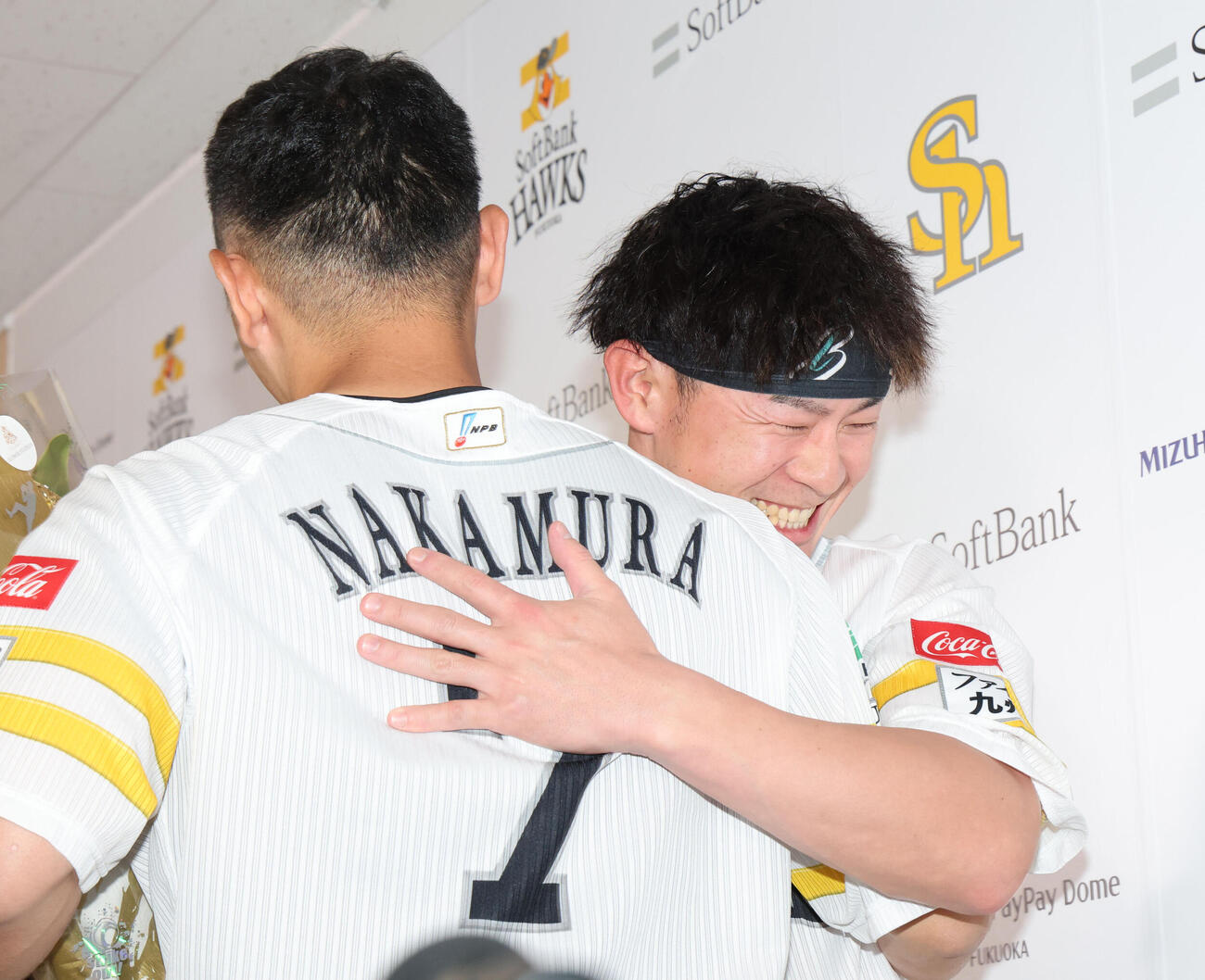引退会見を終えたソフトバンク中村晃は牧原大成から花束を贈られる（撮影・梅根麻紀）