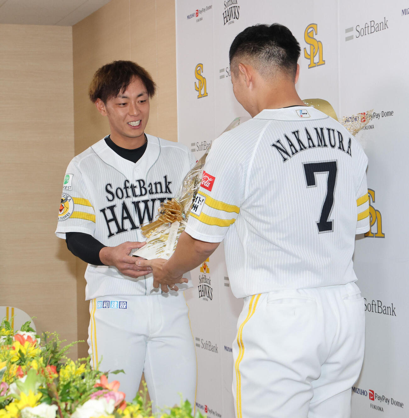 引退会見を終えたソフトバンク中村晃は今宮健太から花束を贈られる（撮影・梅根麻紀）