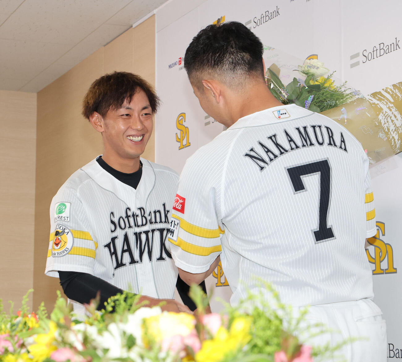 引退会見を終えたソフトバンク中村晃は今宮健太から花束を贈られる（撮影・梅根麻紀）