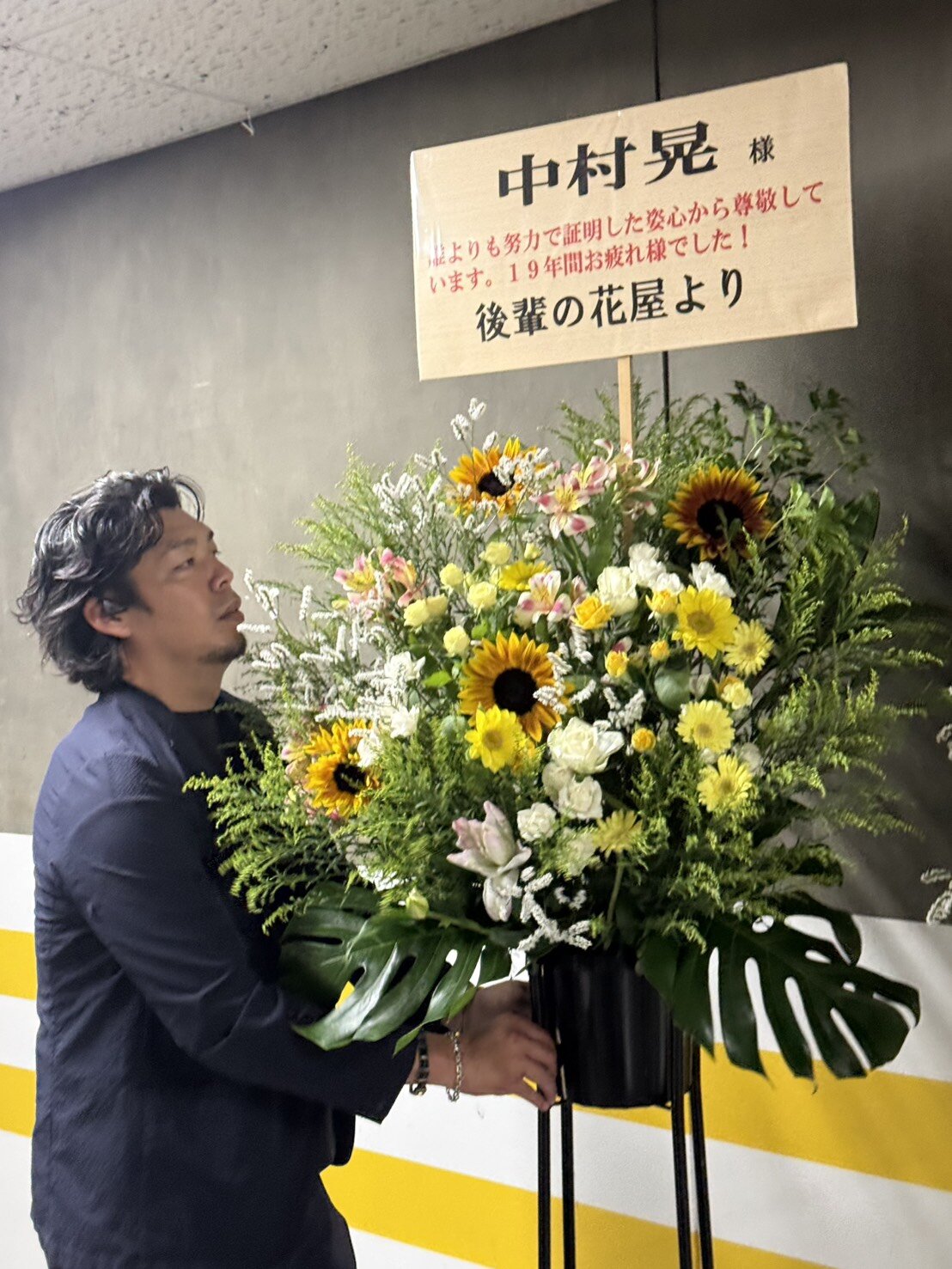 ソフトバンク中村晃の引退会見に合わせて後輩たちから贈られた花を用意する現在フラワーショップを営む元ソフトバンク猪本健太郎さん