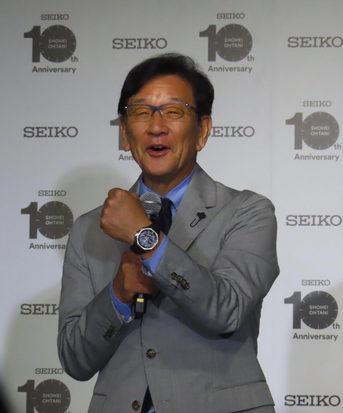 セイコーウオッチ株式会社の「100万時間の積算腕時計『Star Time』発表会」に登壇した日本ハム栗山英樹CBO（撮影・水谷京裕）