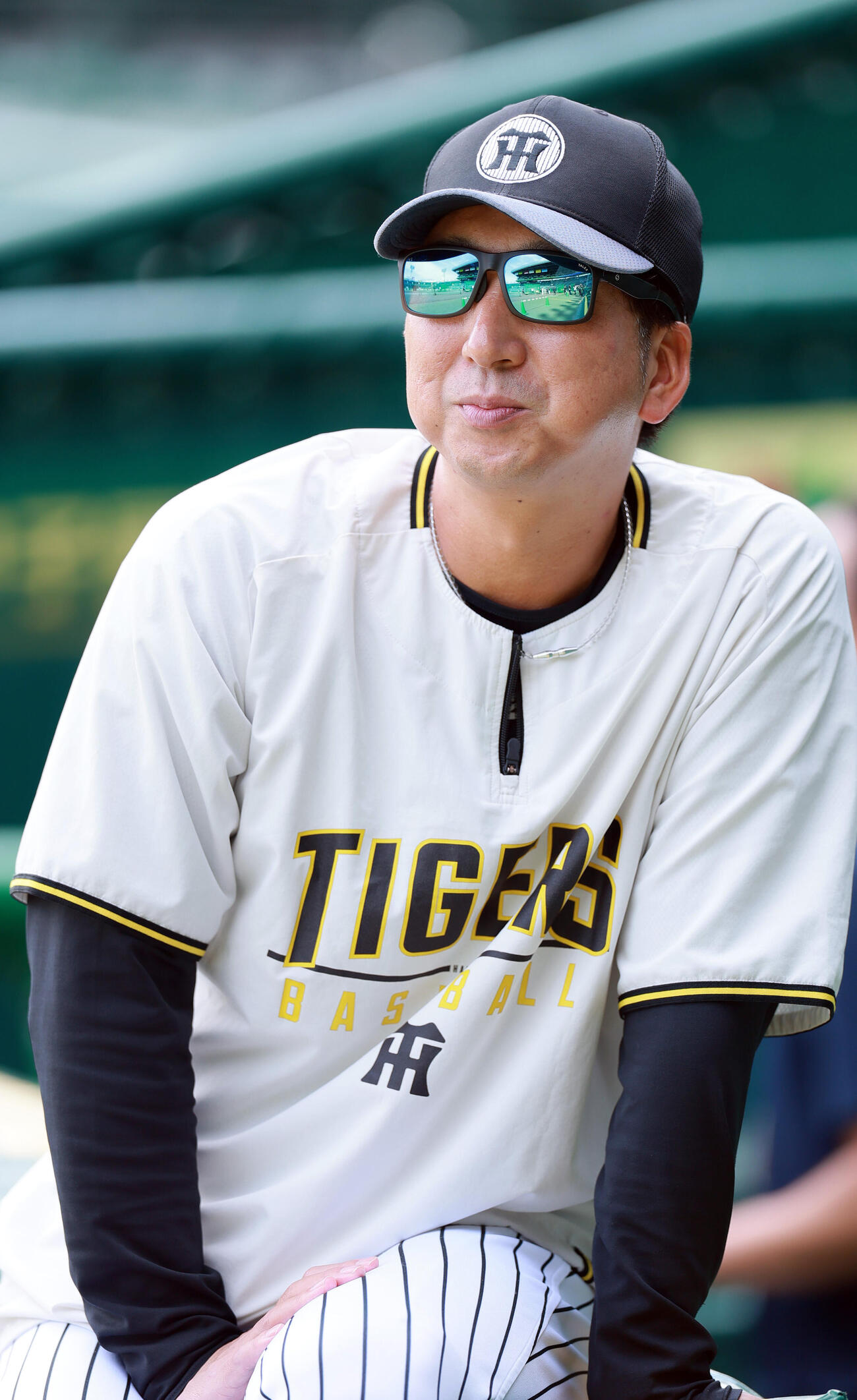 阪神対広島　試合前の練習を見守る阪神藤川球児監督（撮影・上山淳一）