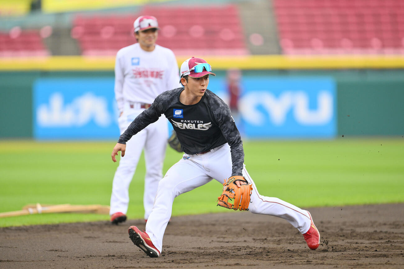 楽天対日本ハム　1軍に合流し試合前練習をする楽天宗山塁（撮影・滝沢徹郎）