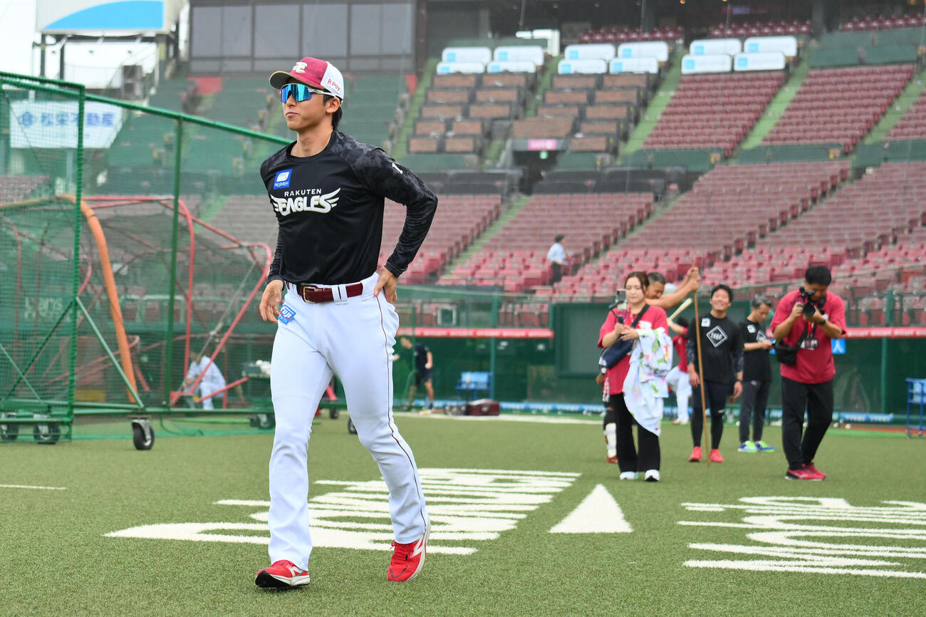 楽天対日本ハム　1軍に合流し試合前練習でグラウンドへ出る楽天宗山塁（撮影・滝沢徹郎）