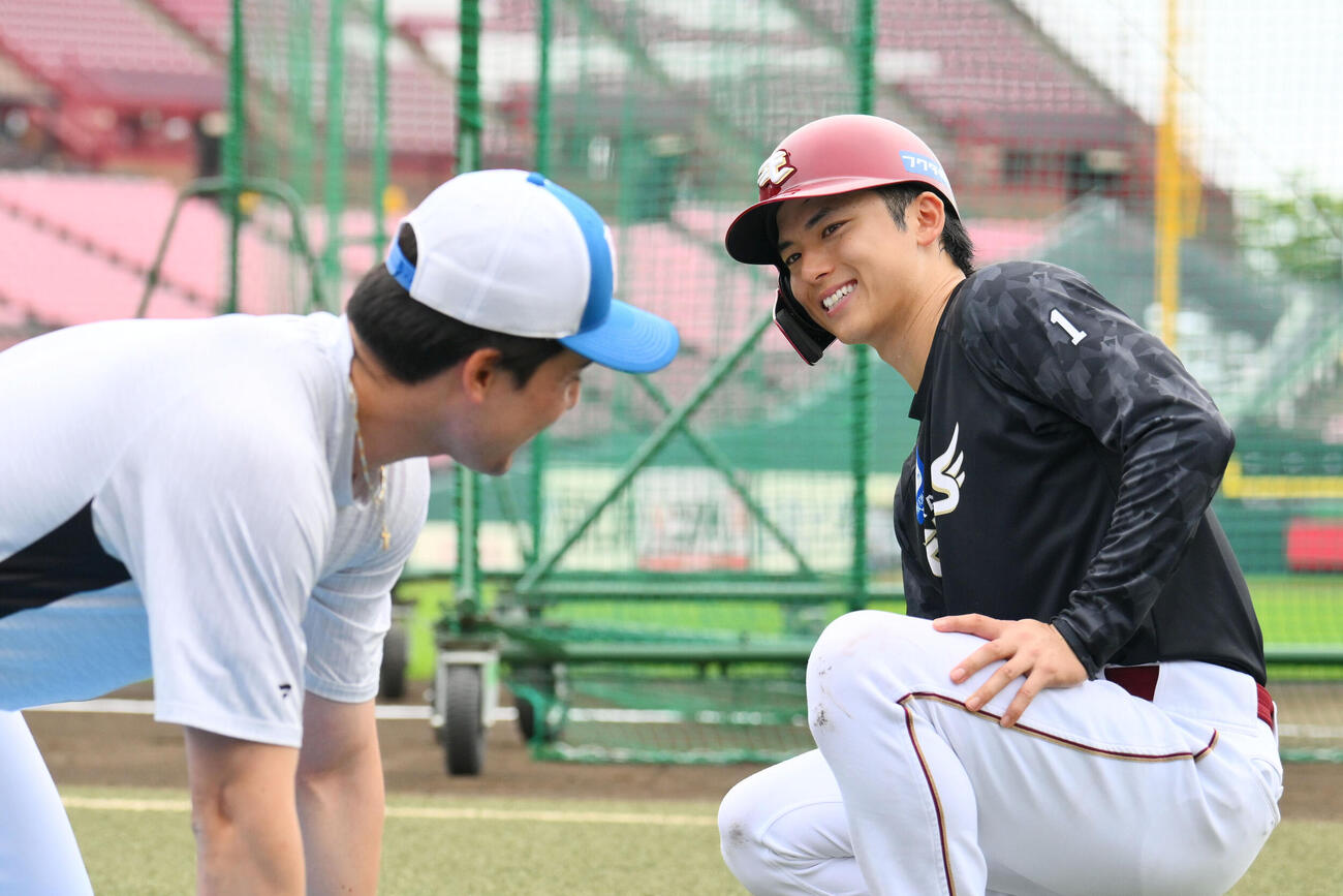 楽天対日本ハム　試合前練習で1軍に合流した楽天宗山塁（右）は日本ハム上原健太と話す（撮影・滝沢徹郎）
