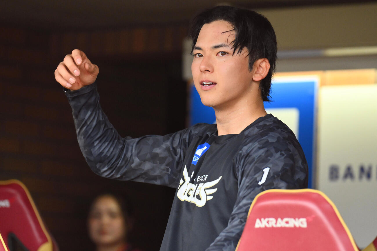 楽天対日本ハム　1軍に合流し試合前練習で汗を流す楽天宗山塁（撮影・滝沢徹郎）