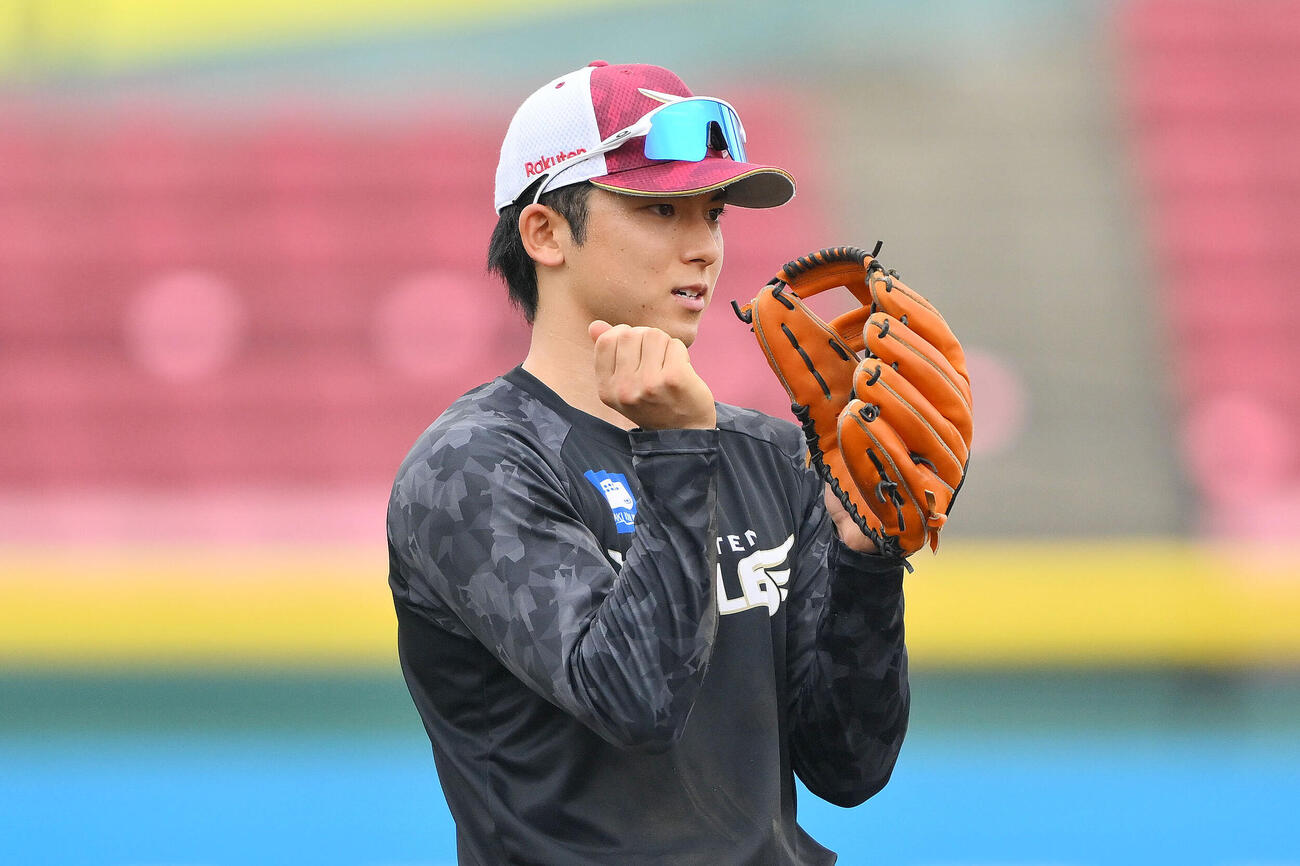 楽天対日本ハム　1軍に合流し試合前練習をする楽天宗山塁（撮影・滝沢徹郎）