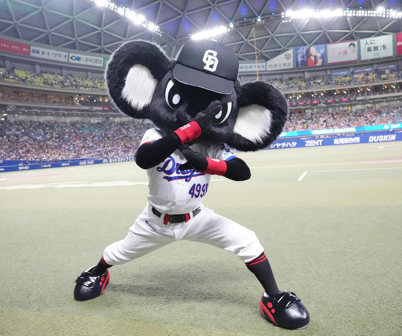 中日対巨人　試合前、ポーズを決める初登場のブラックドアラ（撮影・森本幸一）