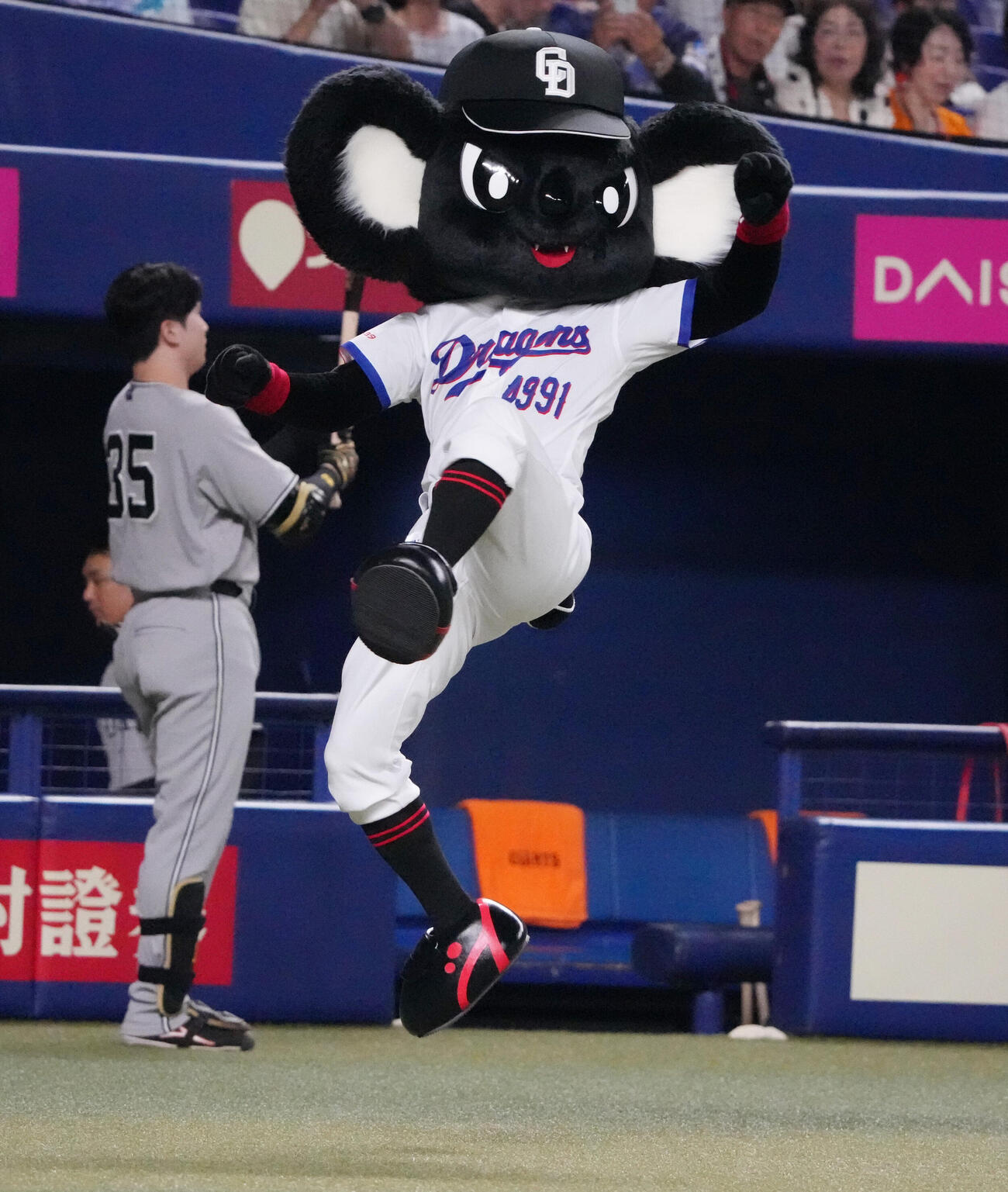 中日対巨人　試合前、華麗な動きで初登場するブラックドアラ（撮影・森本幸一）