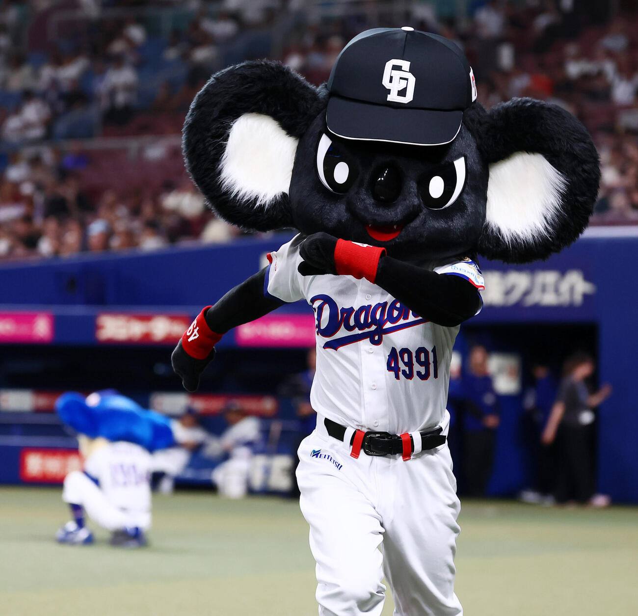 中日対巨人　中日の新キャラクター「ブラックドアラ」が登場　（撮影・加藤哉）