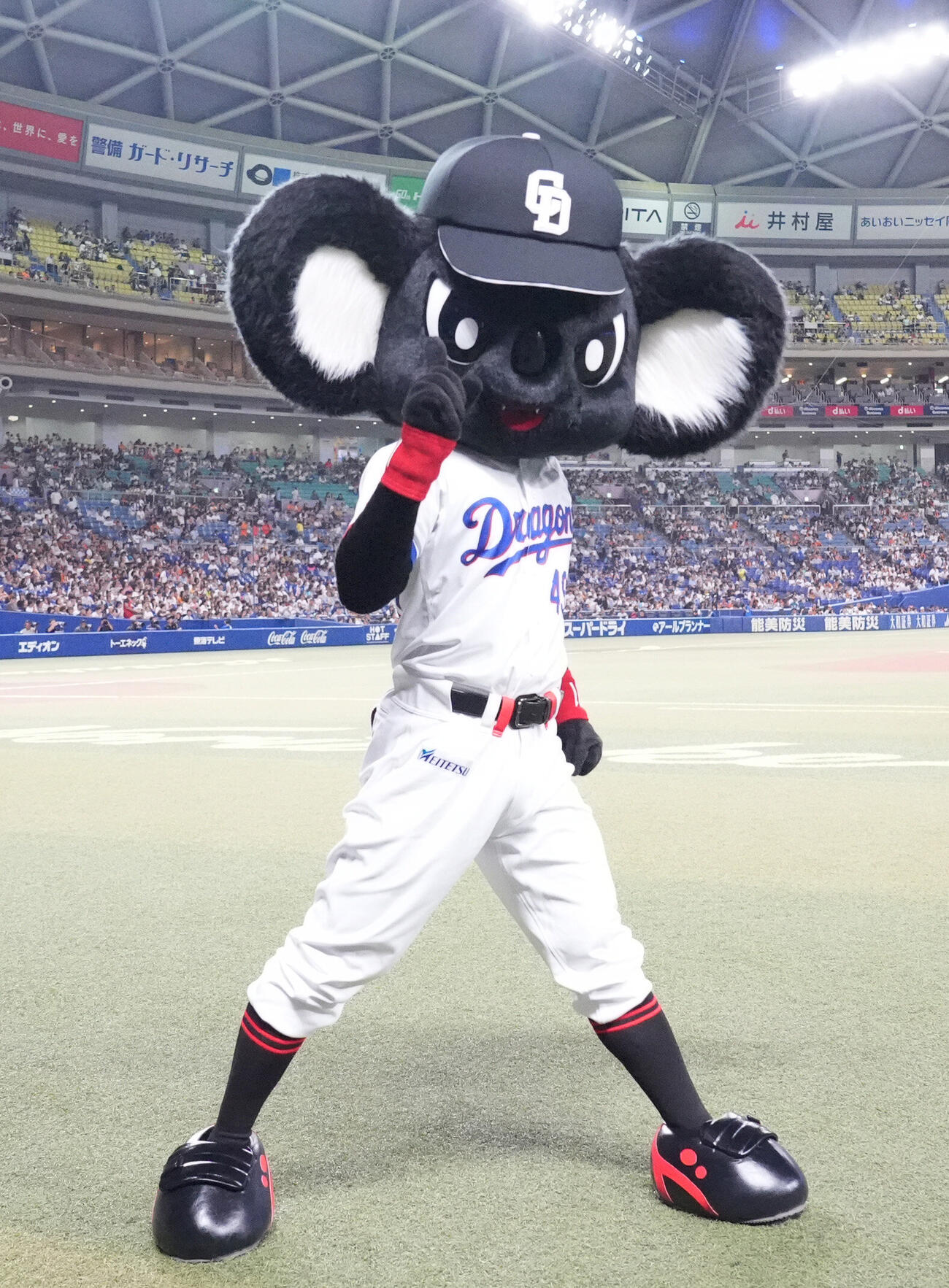 中日対巨人　試合前、ポーズを決める初登場のブラックドアラ（撮影・森本幸一）