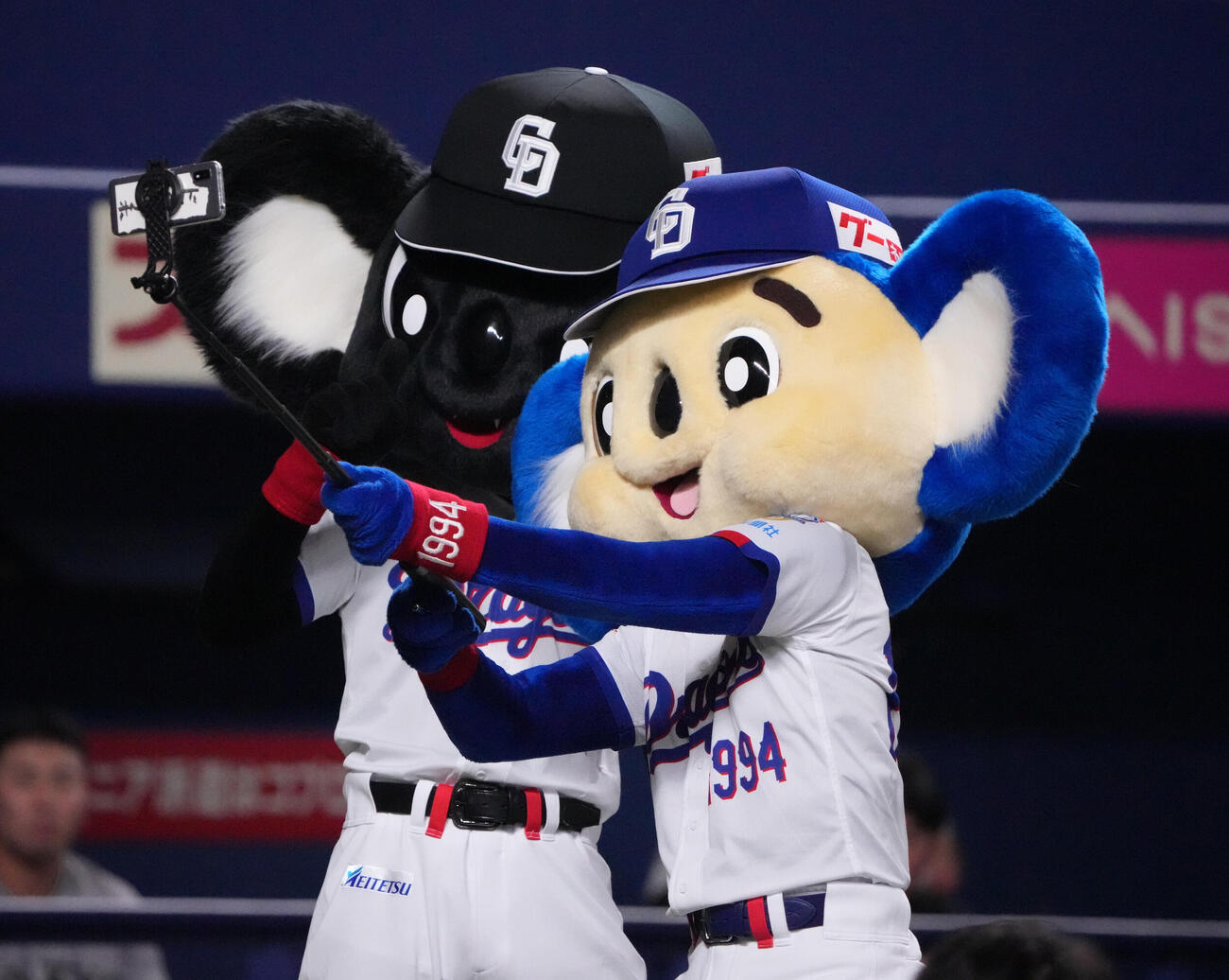中日対巨人　試合前、初登場のブラックドアラ（左）はドアラと記念撮影をする（撮影・森本幸一）