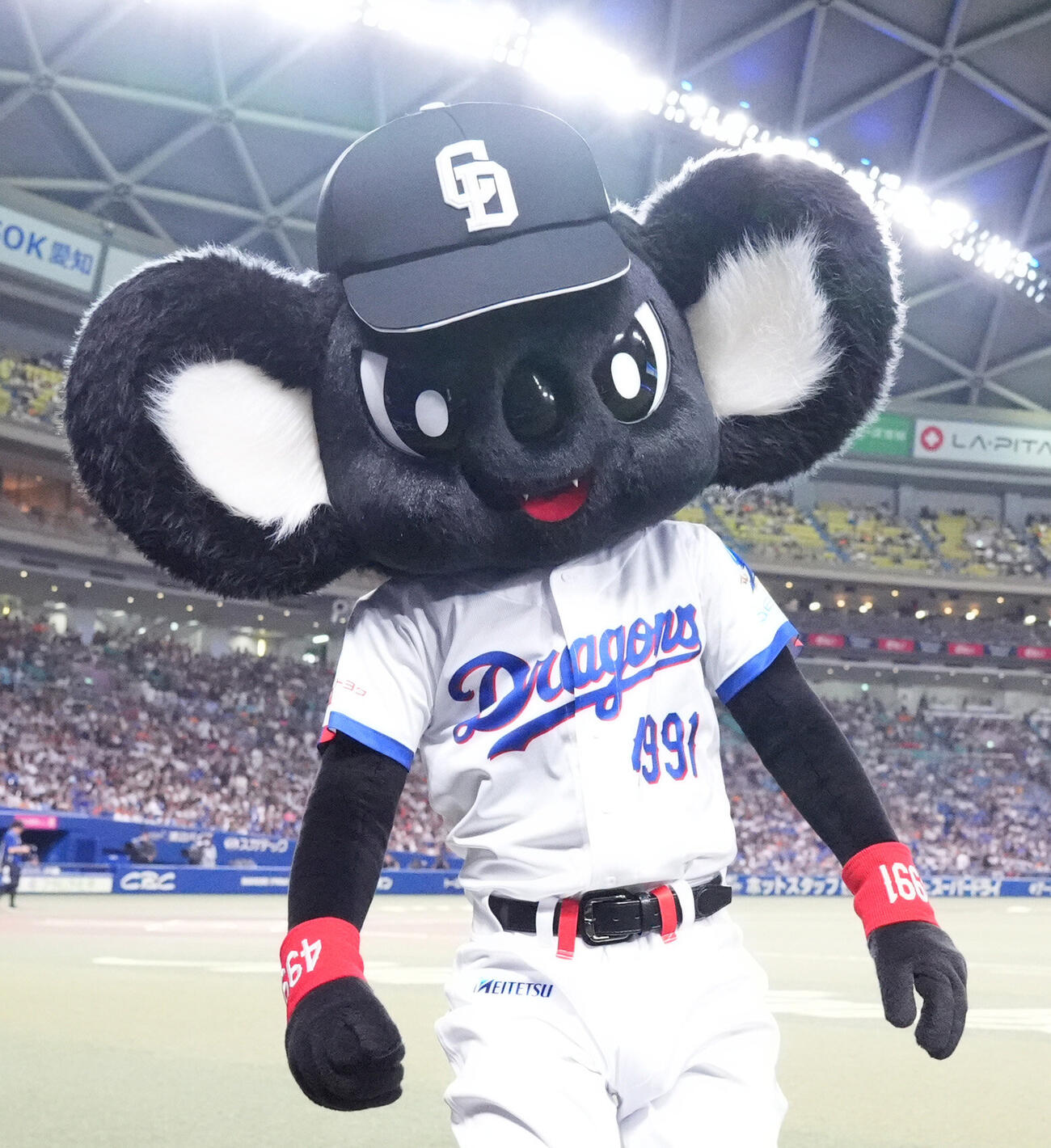 中日対巨人　試合前、ポーズを決める初登場のブラックドアラ（撮影・森本幸一）