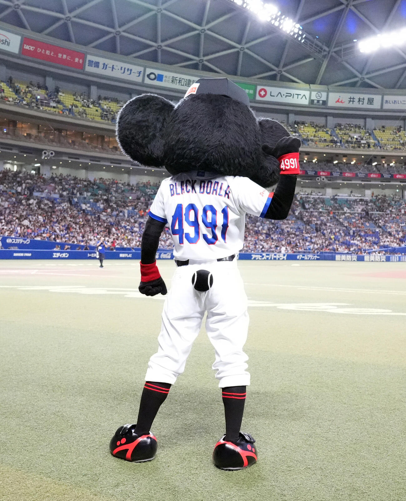 中日対巨人　試合前、ポーズを決める初登場のブラックドアラ（撮影・森本幸一）