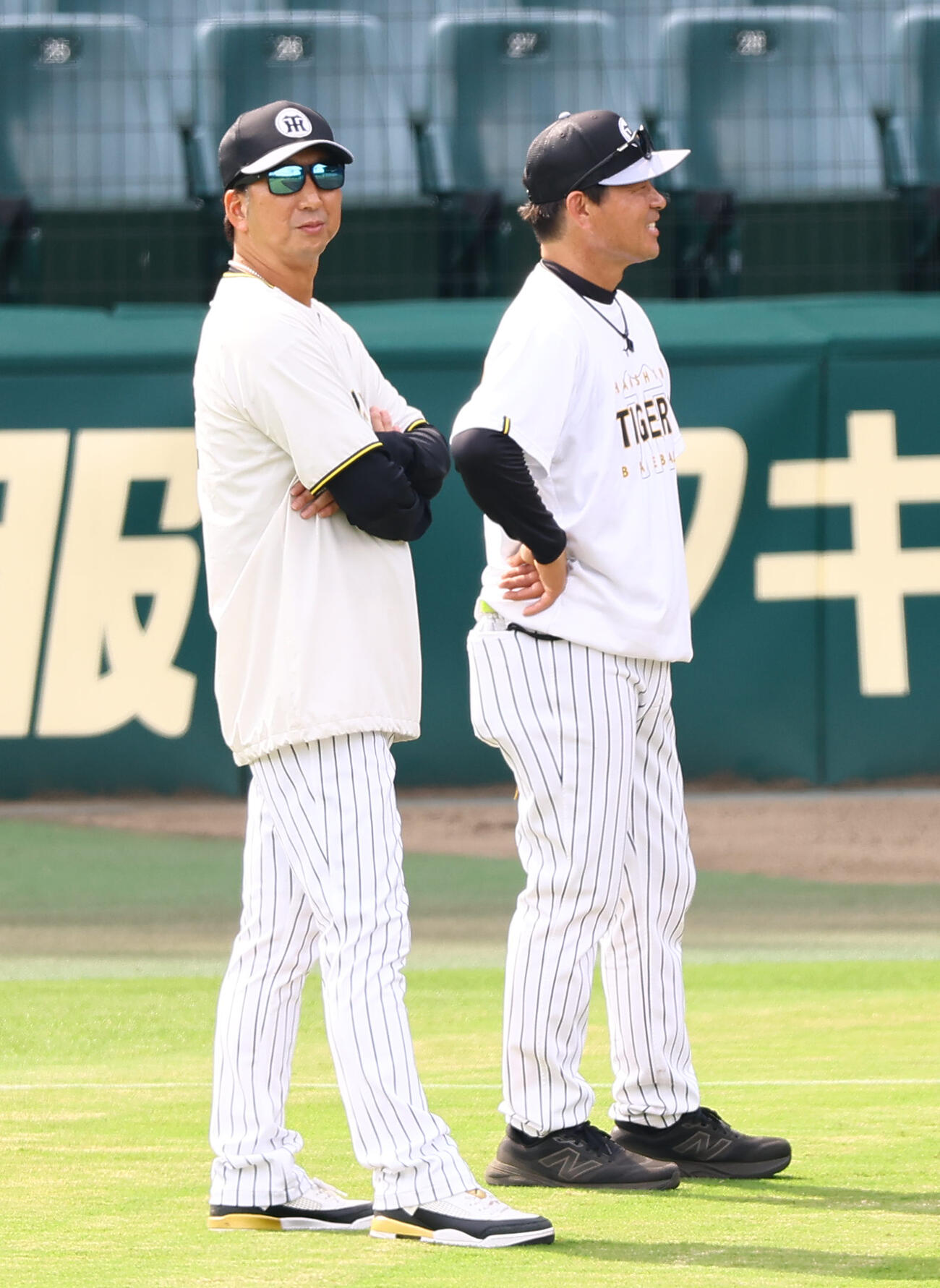 阪神対広島　藤川球児監督（左）は練習を見守る（撮影・上田博志）