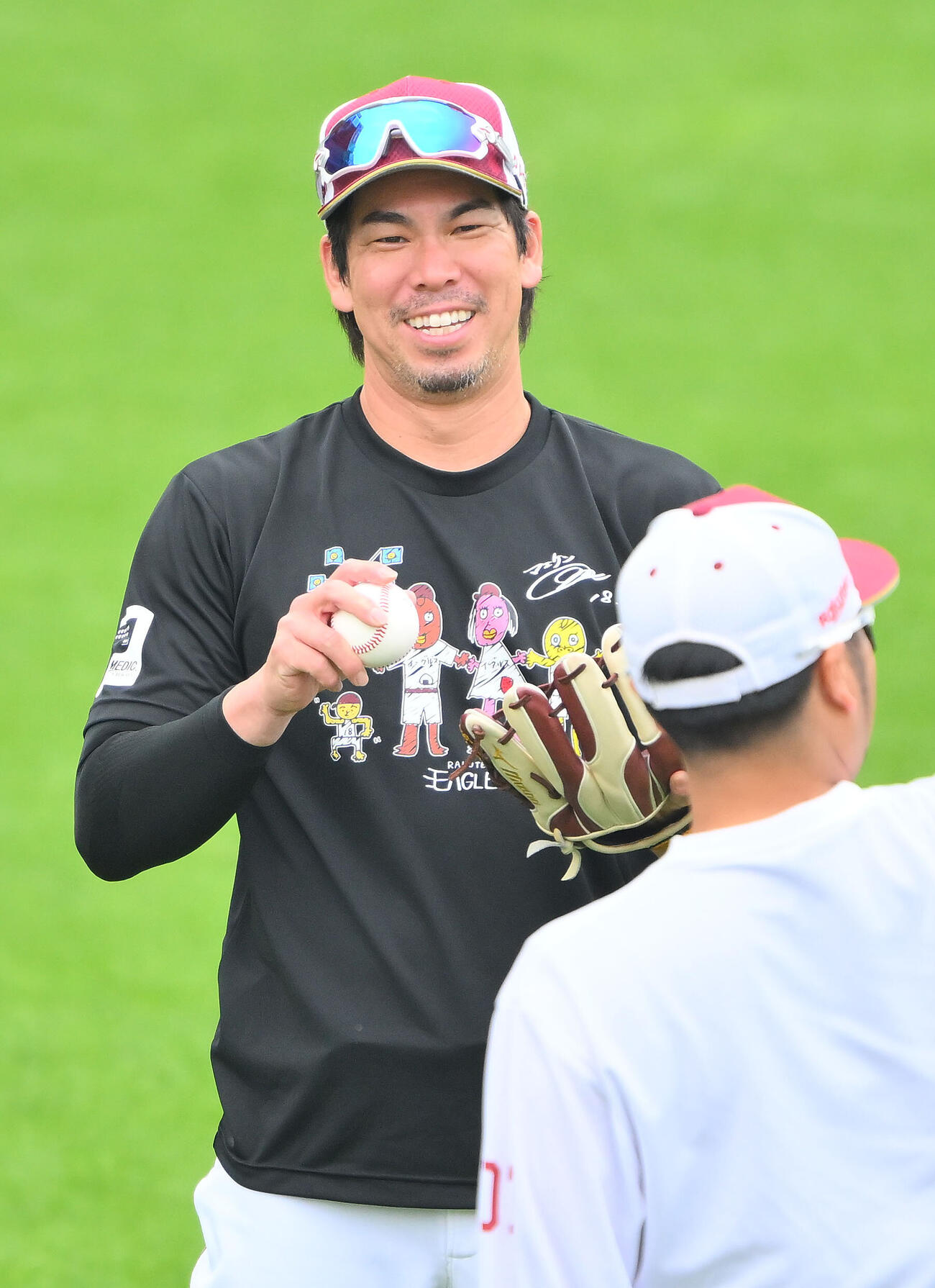 楽天対日本ハム　試合前練習で笑顔を見せる楽天前田健太（撮影・滝沢徹郎）