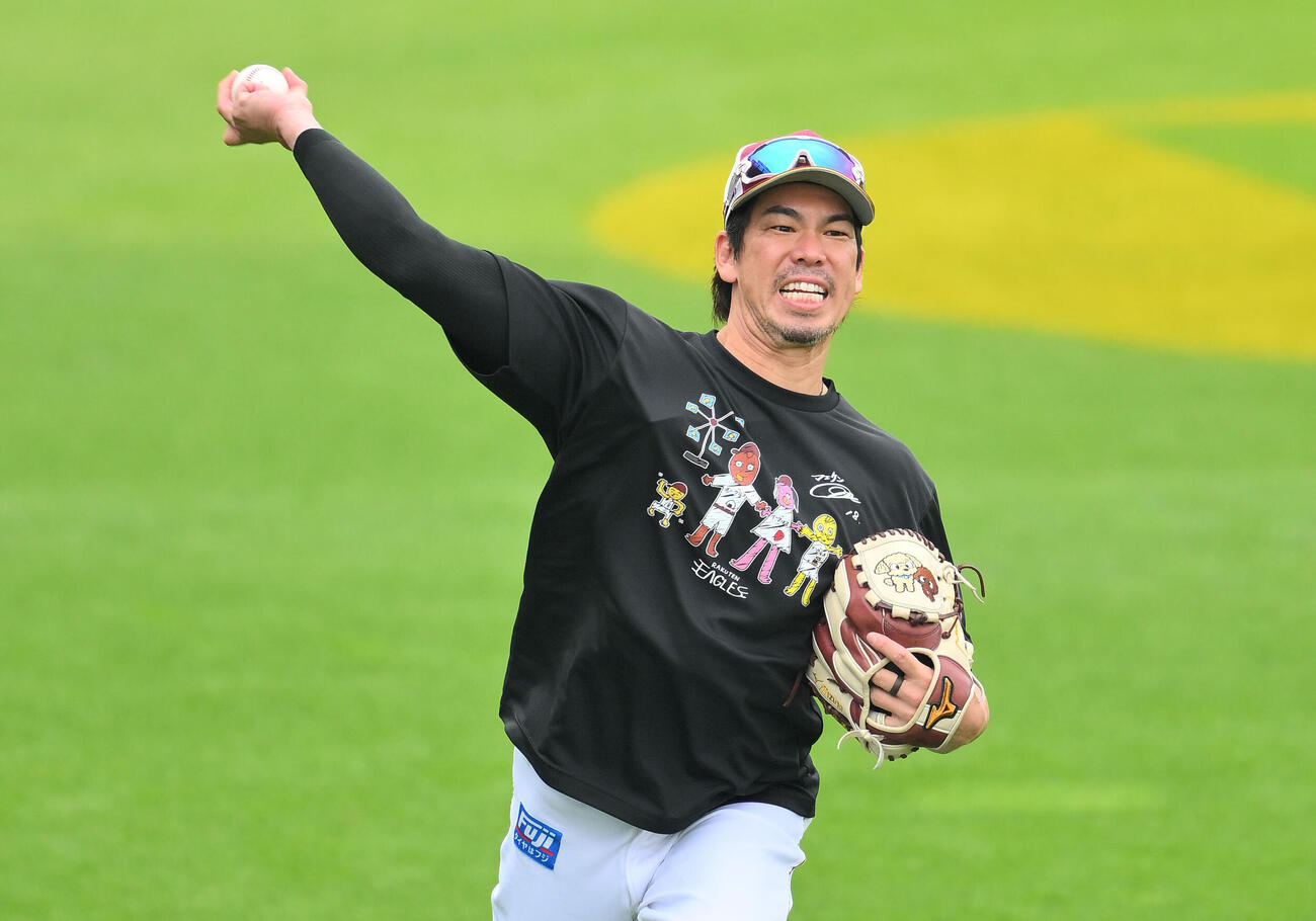 楽天対日本ハム　試合前練習で調整する楽天前田健太（撮影・滝沢徹郎）