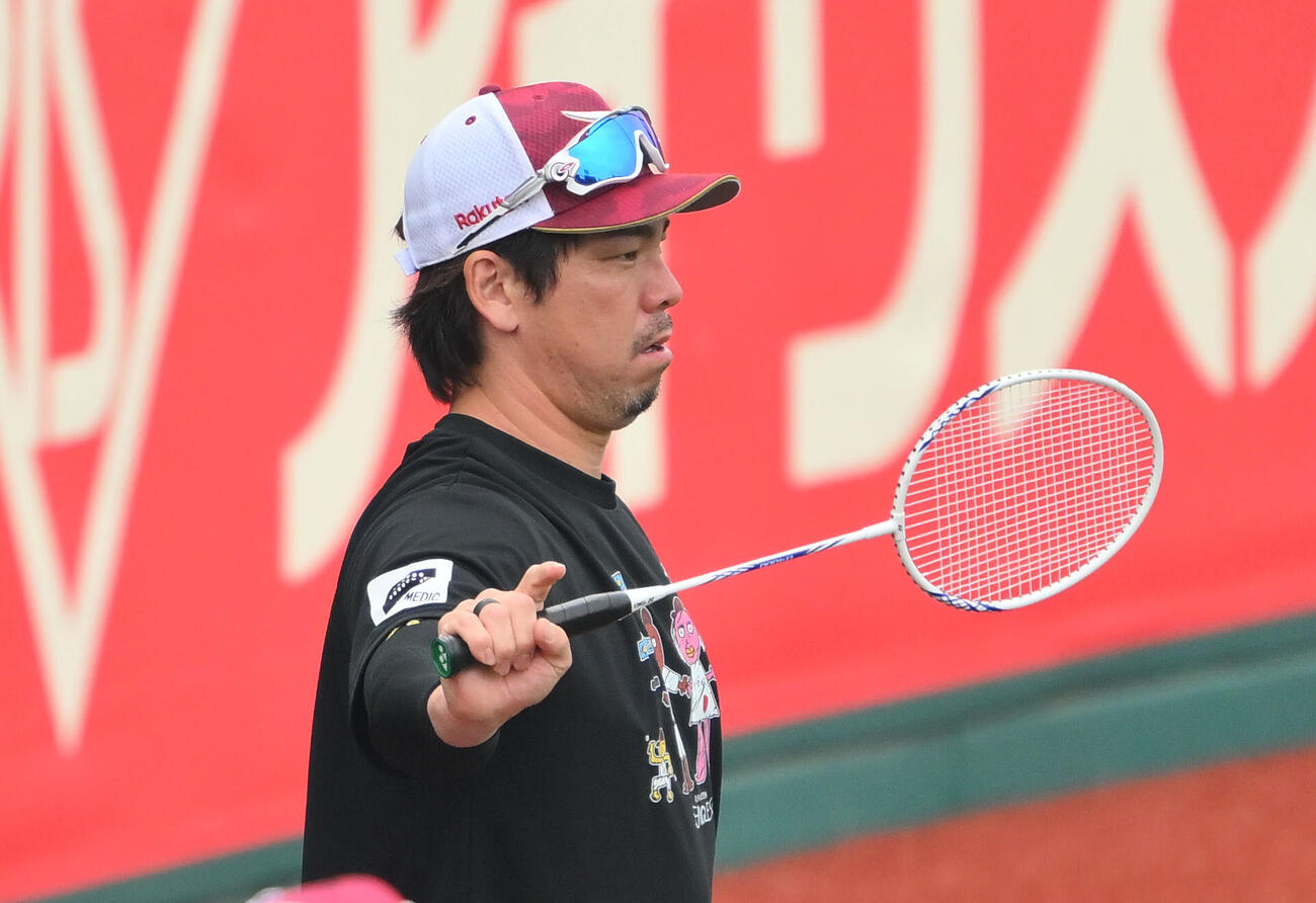 楽天対日本ハム　試合前練習で調整する楽天前田健太（撮影・滝沢徹郎）