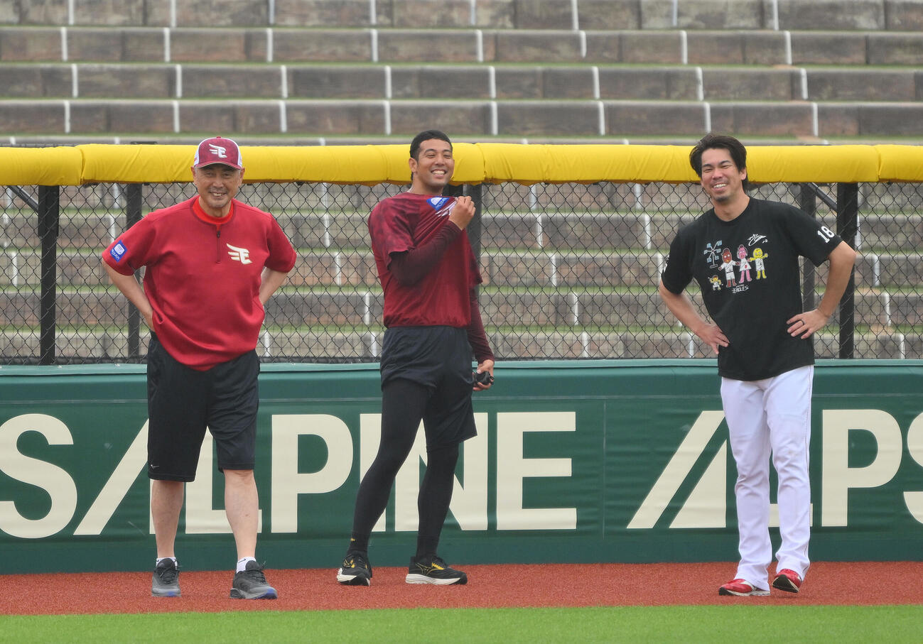 楽天対日本ハム　試合前練習で談笑する楽天の、左から吉井理人監督、加治屋蓮、前田健太（撮影・滝沢徹郎）