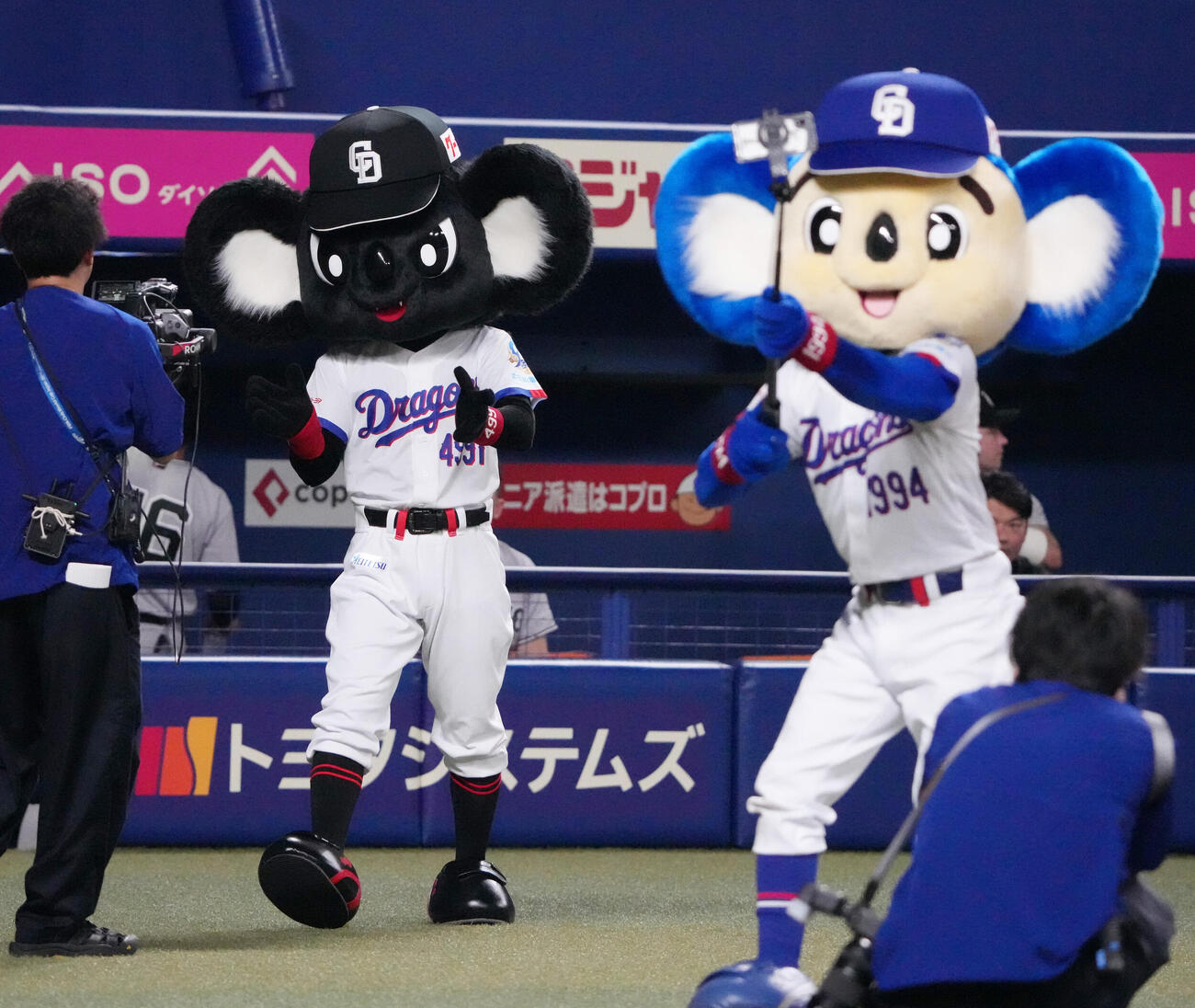 中日対巨人　試合前、初登場のブラックドアラ（左）はドアラと記念撮影をする（撮影・森本幸一）