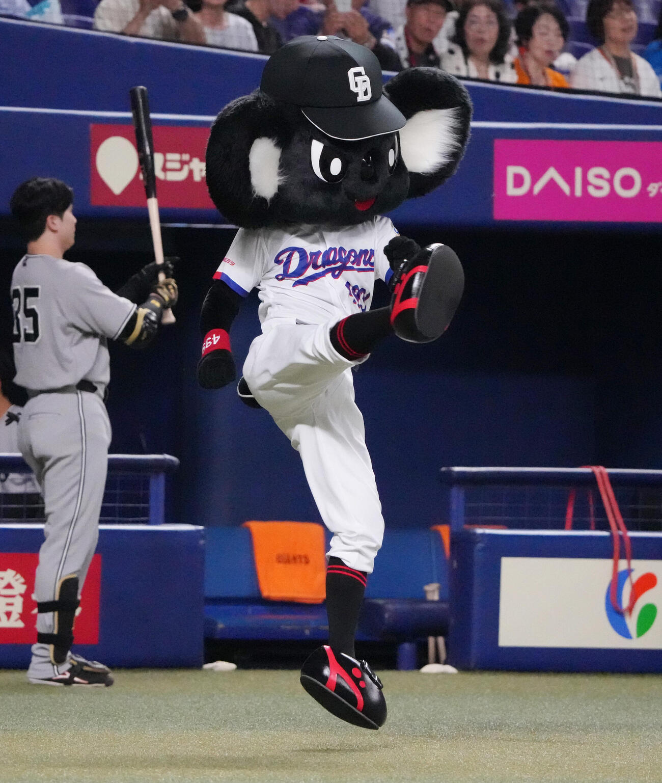 中日対巨人　試合前、華麗な動きで初登場するブラックドアラ（撮影・森本幸一）