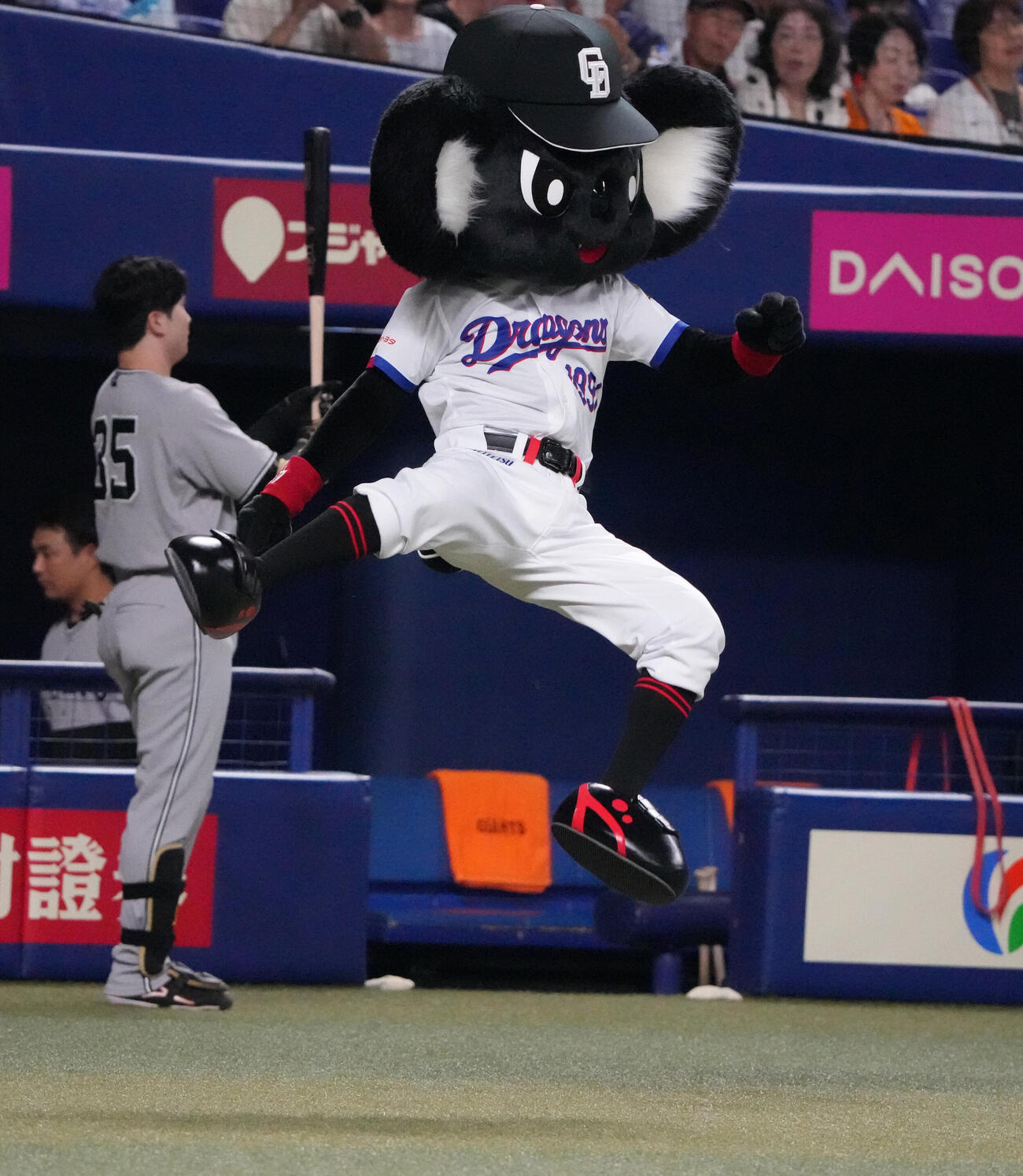 中日対巨人　試合前、華麗な動きで初登場するブラックドアラ（撮影・森本幸一）